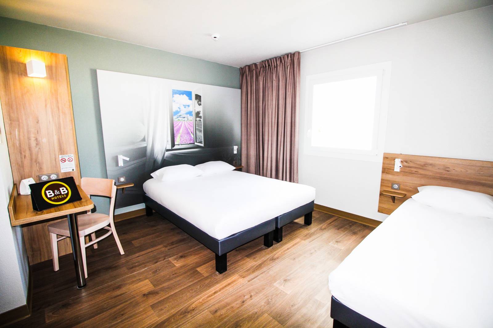 La chambre triple de l'hôtel B&B Montélimar Sud à Montélimar