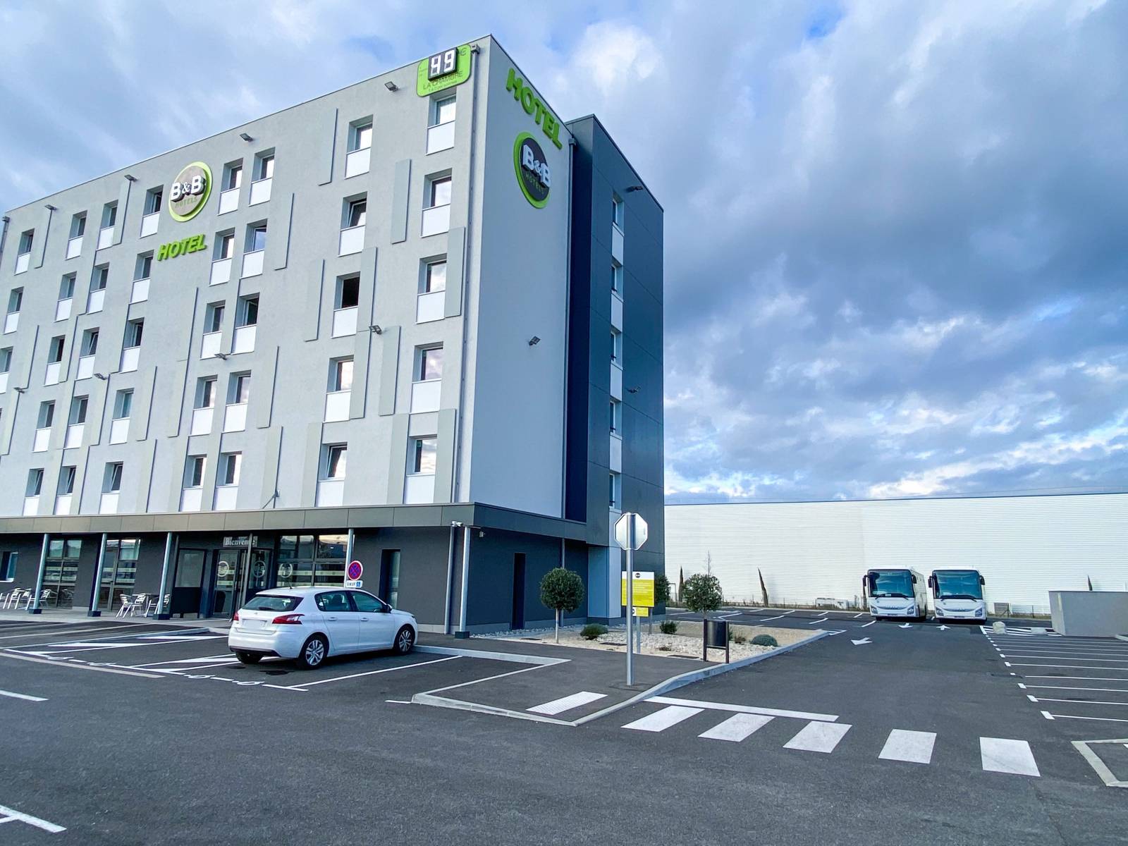 Les bus stationnés à l'arrière de l'hôtel B&B Montélimar Sud à Montélimar