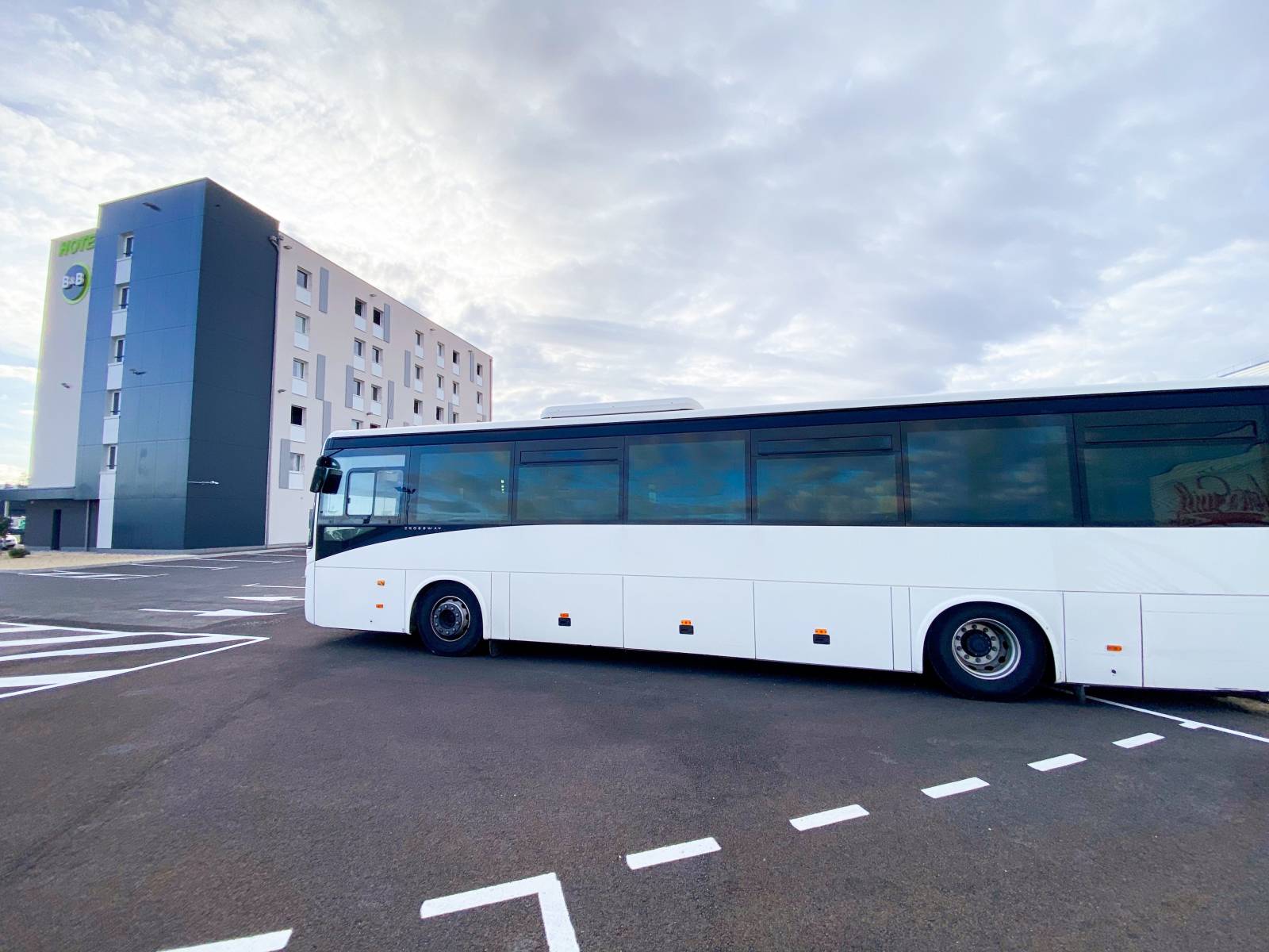 Un bus garé sur le parking de l'hôtel B&B Montélimar Sud à Montélimar