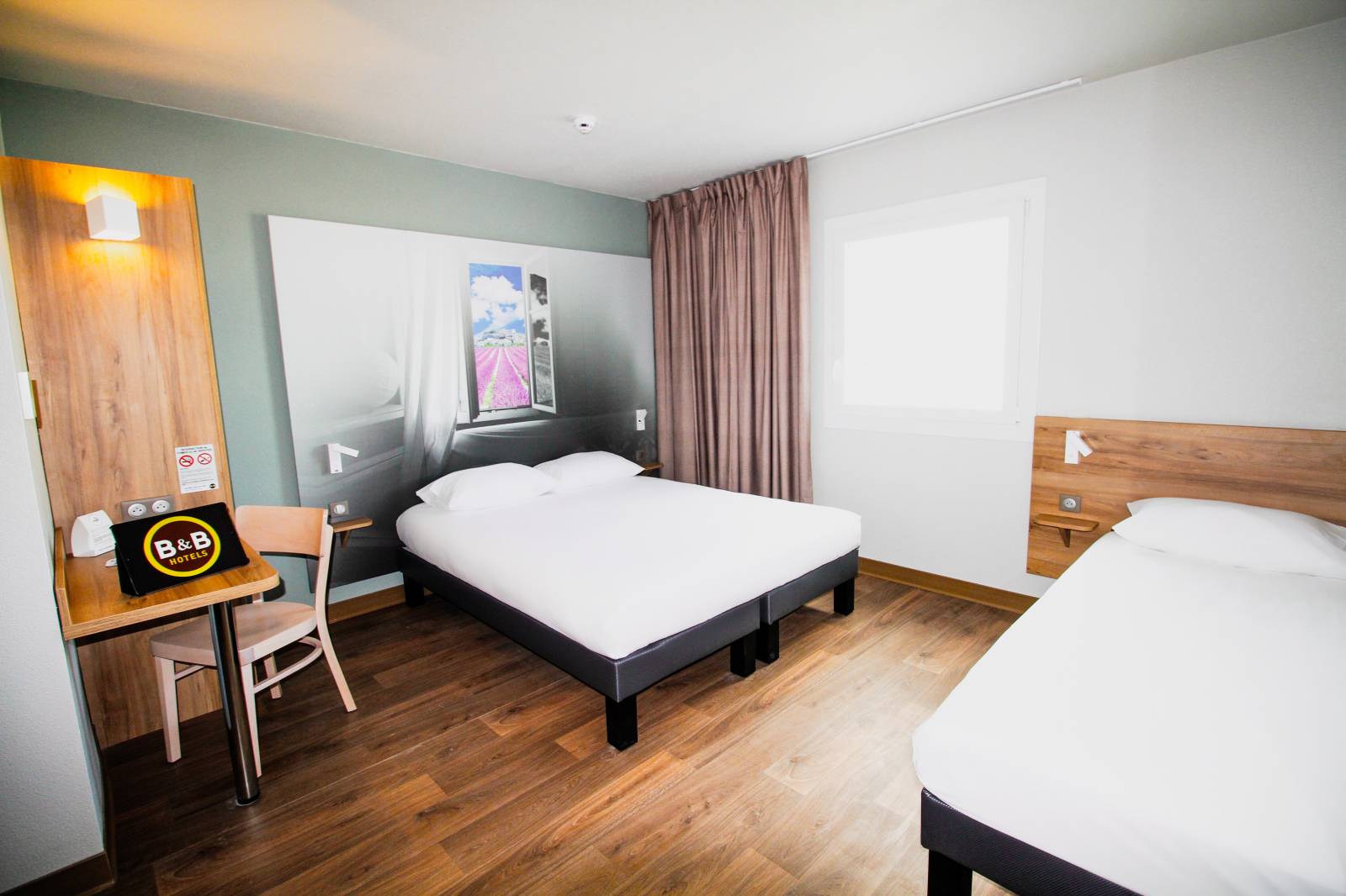 La chambre triple de l'hôtel B&B Montélimar Sud à Montélimar