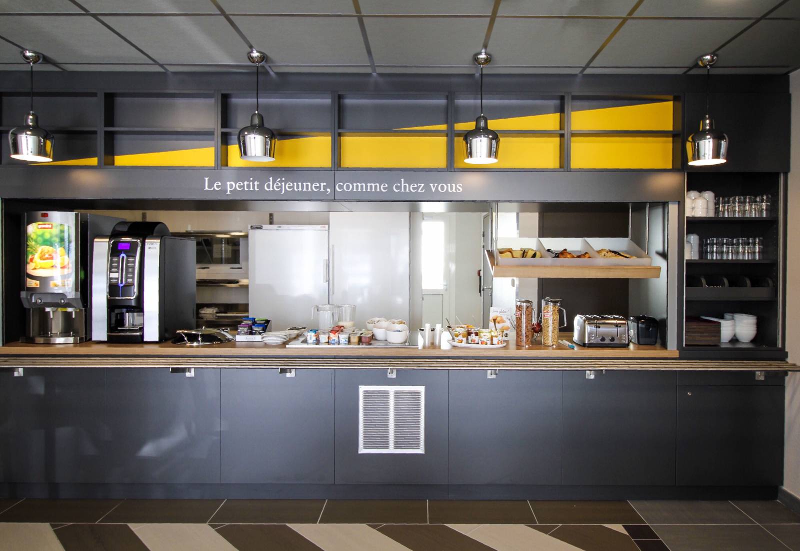 Le buffet de petit déjeuner de l'hôtel B&B Montélimar Sud à Montélimar