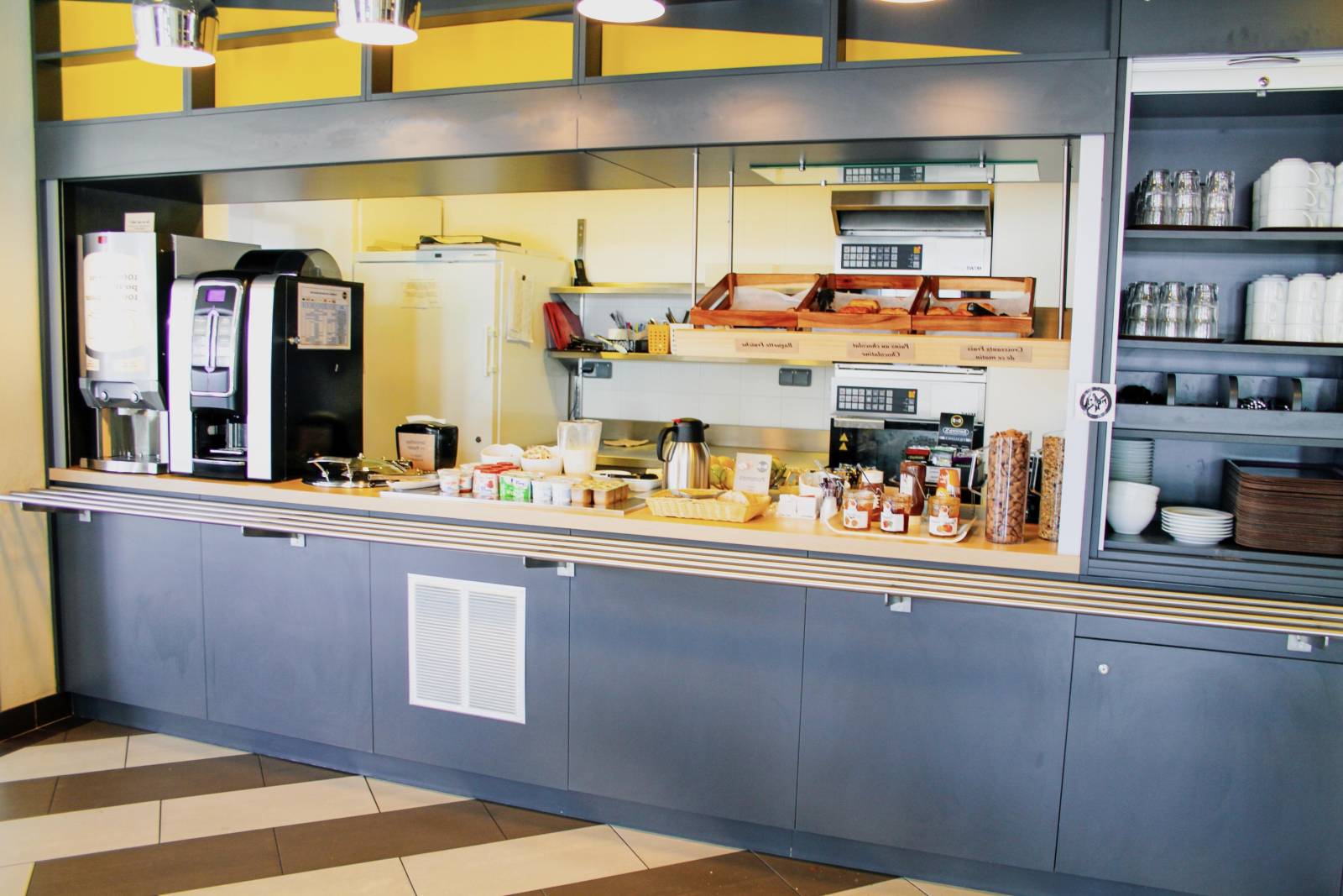 Le petit-déjeuner buffet du B&B HOTEL Montélimar Sud à Montélimar