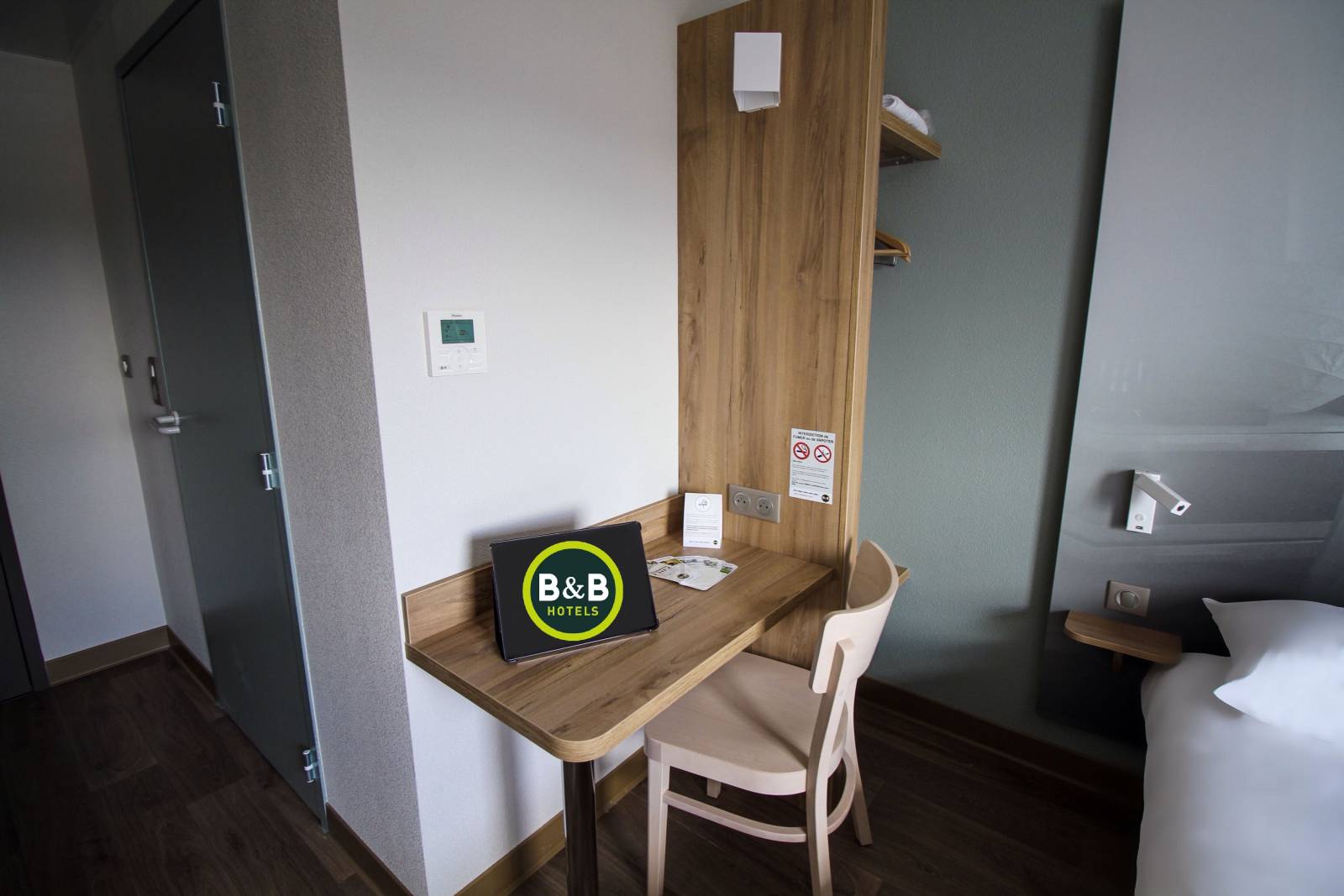 Le bureau de la chambre business du B&B HOTEL Montélimar Sud