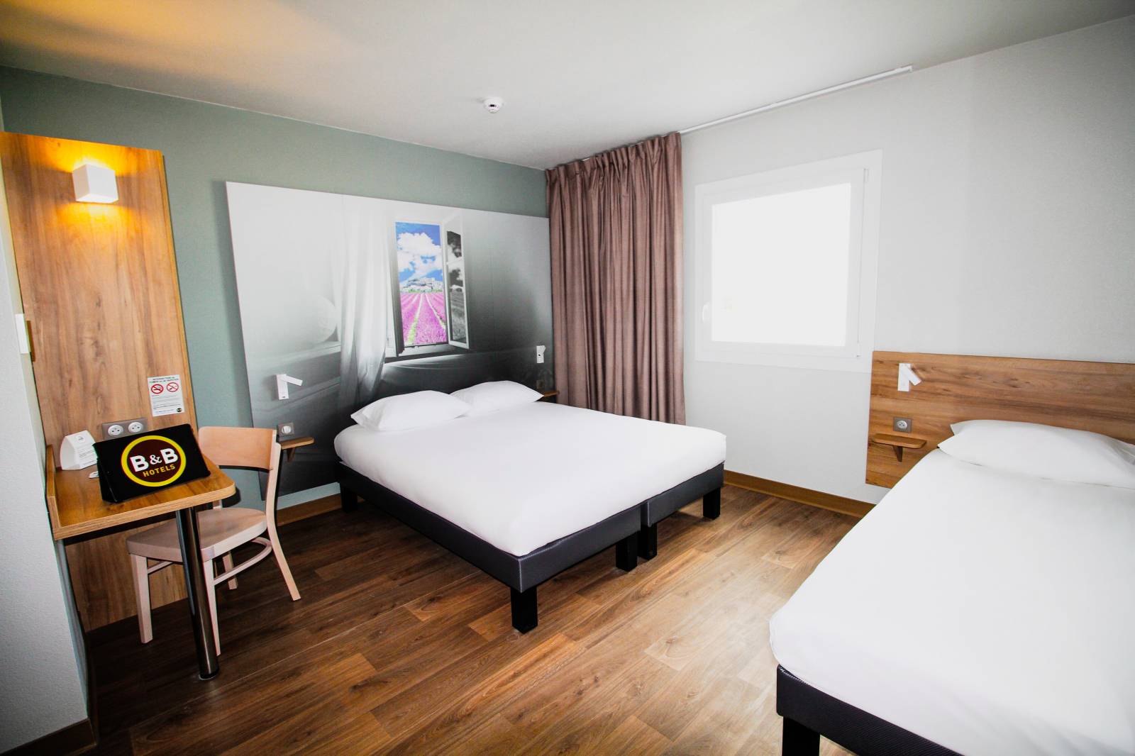 La chambre triple de l'hôtel B&B Montélimar Sud à Montélimar
