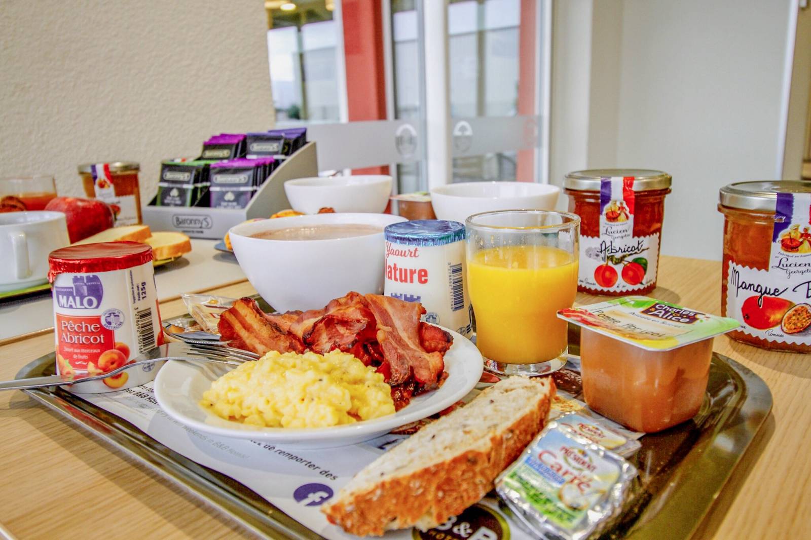 Le plateau de petit déjeuner de l'hôtel B&B Montélimar Sud à Montélimar