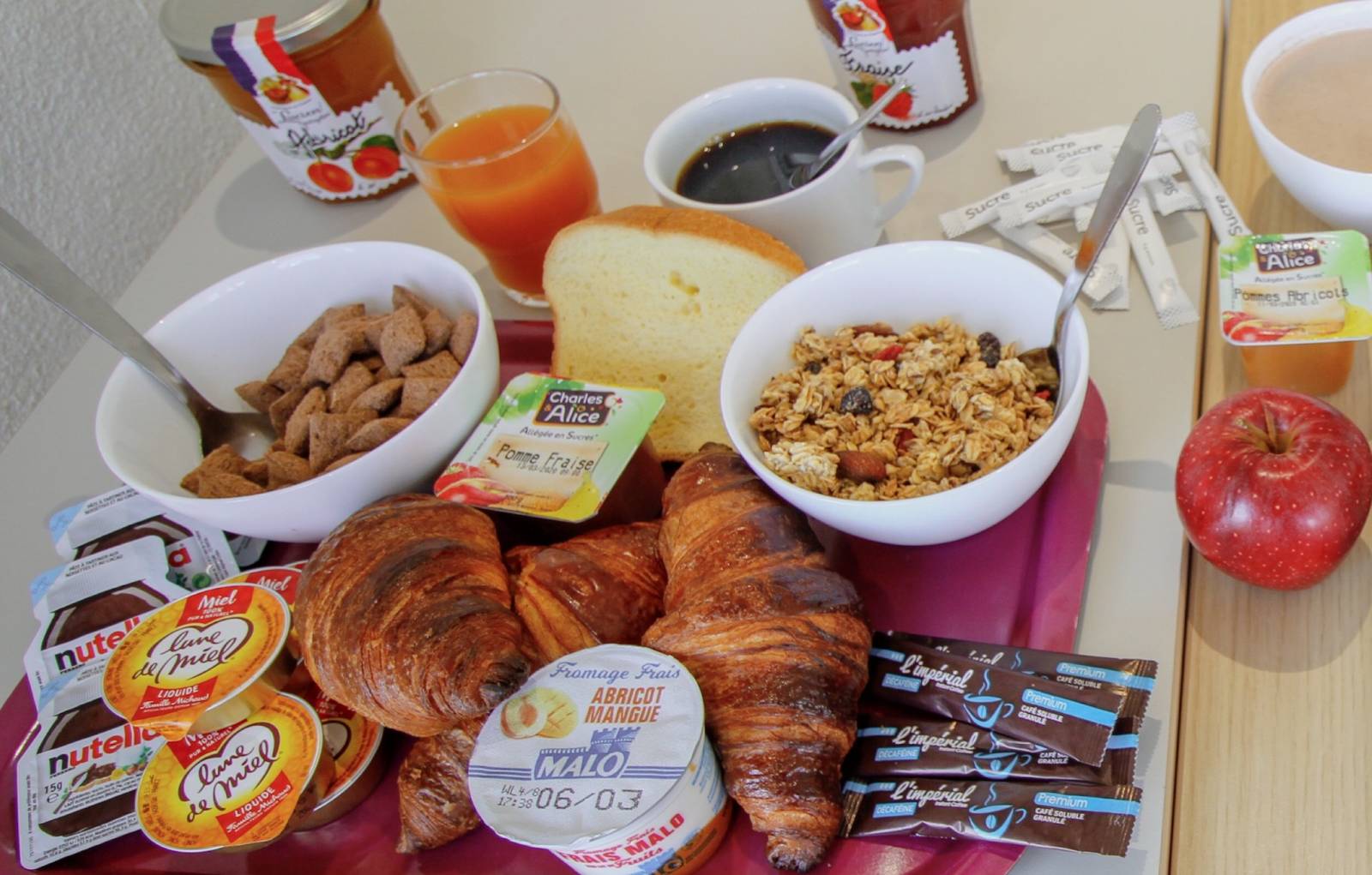 Le plateau de petit déjeuner de l'hôtel B&B Montélimar Sud à Montélimar