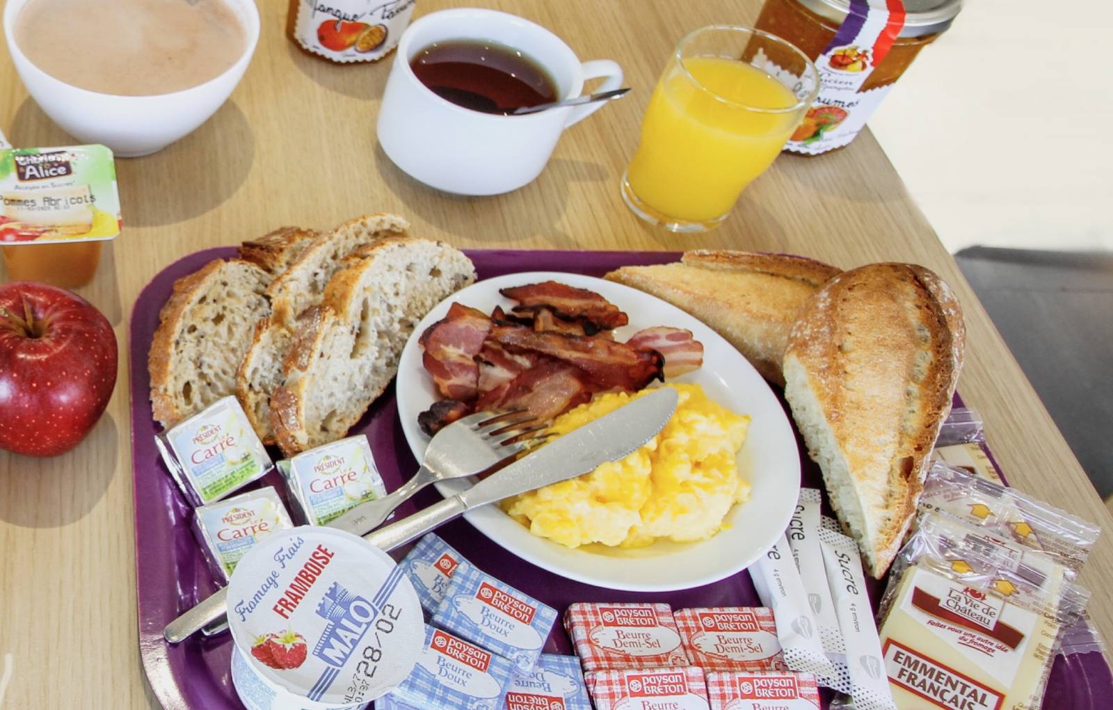 Le plateau de petit déjeuner de l'hôtel B&B Montélimar Sud à Montélimar