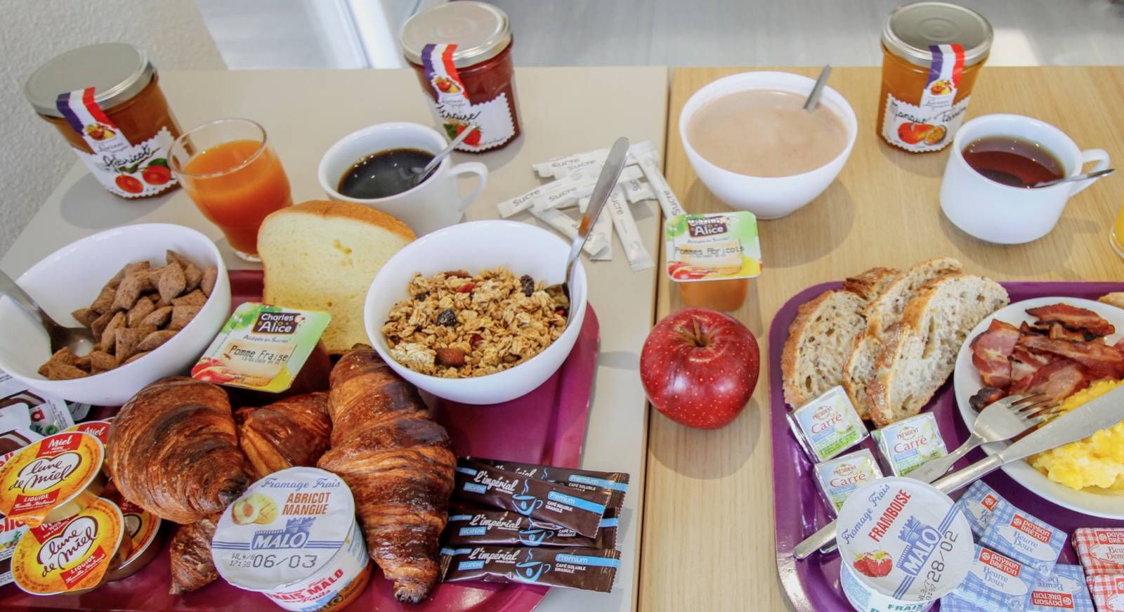 Le plateau de petit déjeuner de l'hôtel B&B Montélimar Sud à Montélimar