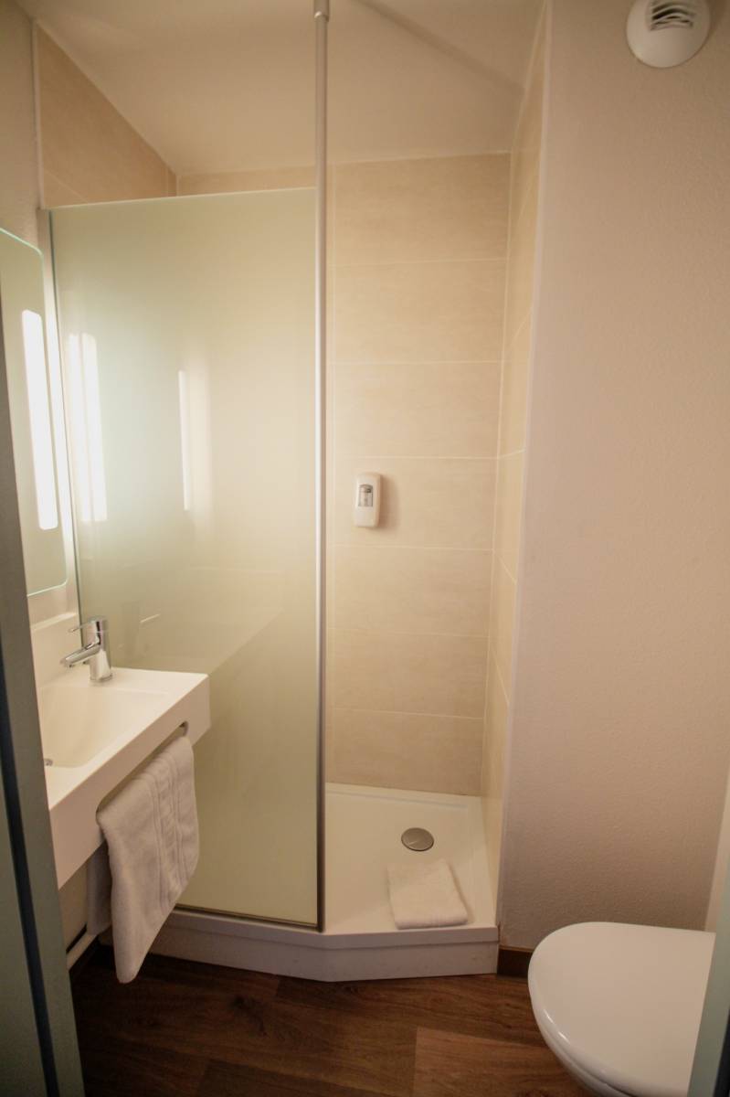 La salle de bain de l’hôtel B&B Montélimar Sud à Montélimar