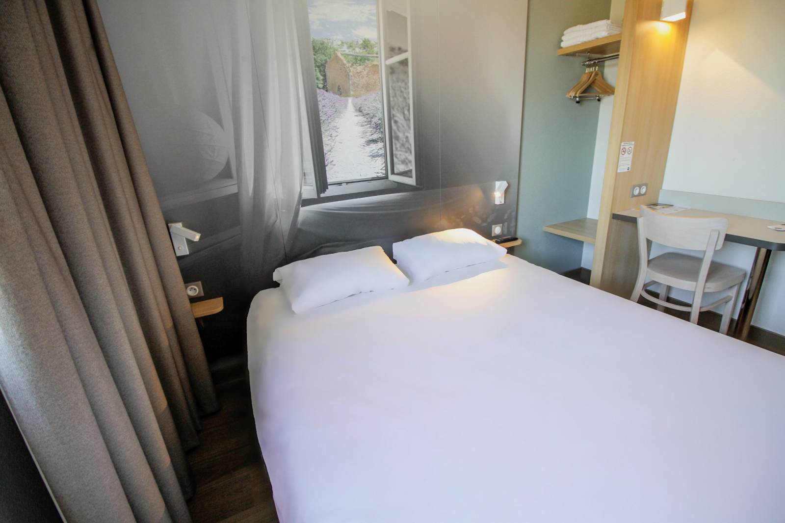 La chambre business de l'hôtel B&B Montélimar Sud à Montélima