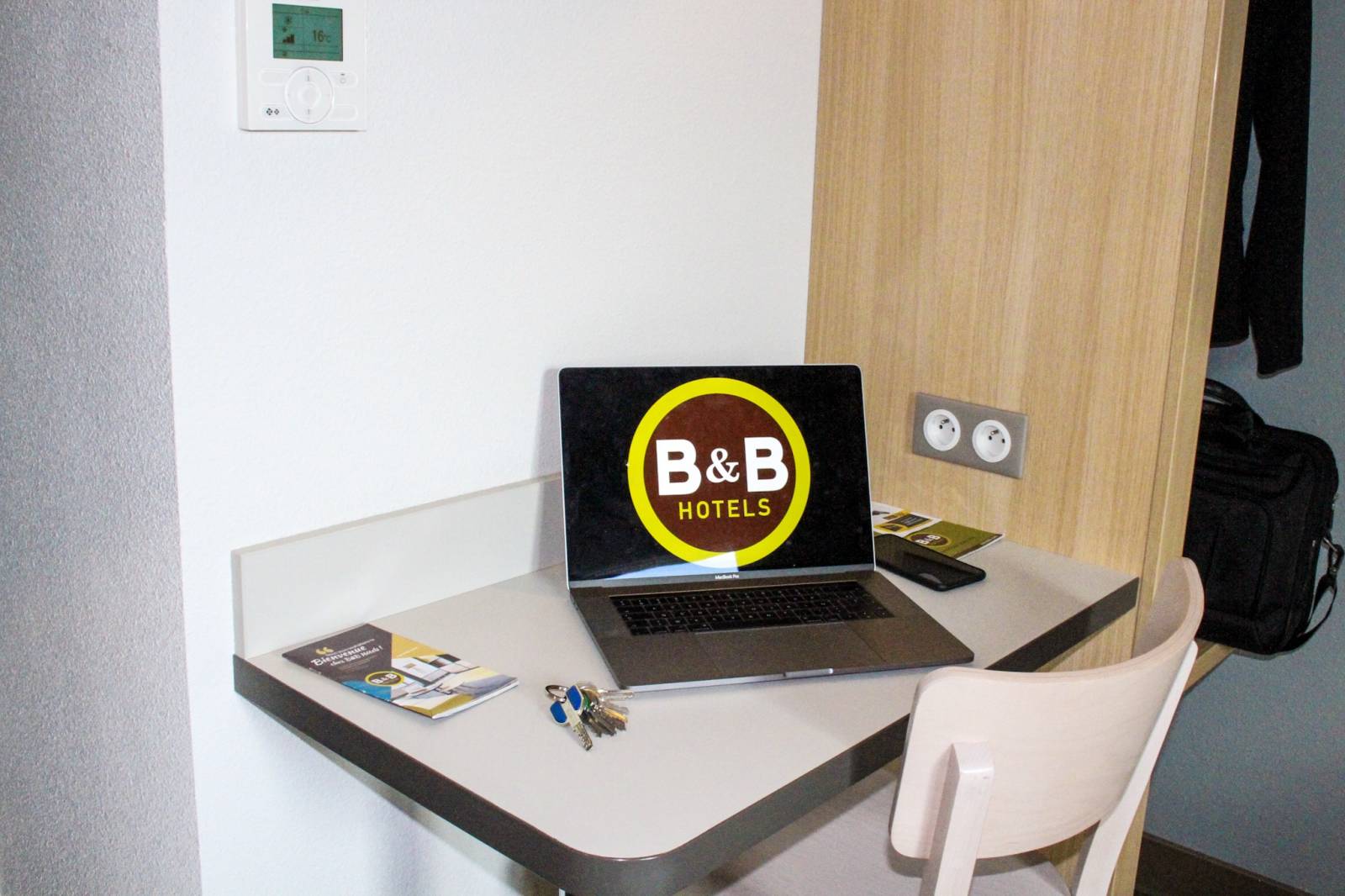 Le coin bureau de la chambre de l’hôtel B&B Montélimar Sud à Montélimar