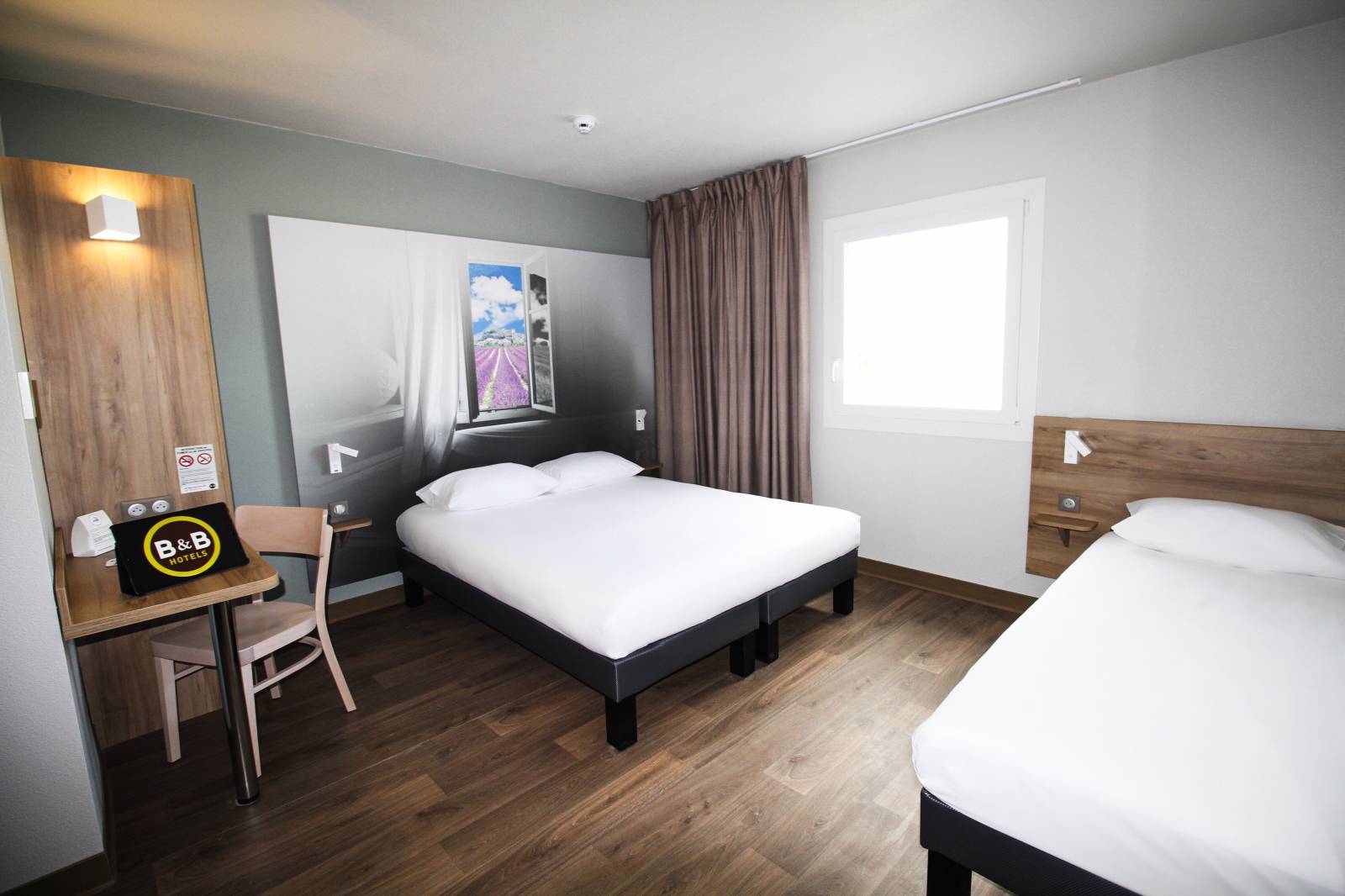 La chambre triple de l'hôtel B&B Montélimar Sud à Montélimar