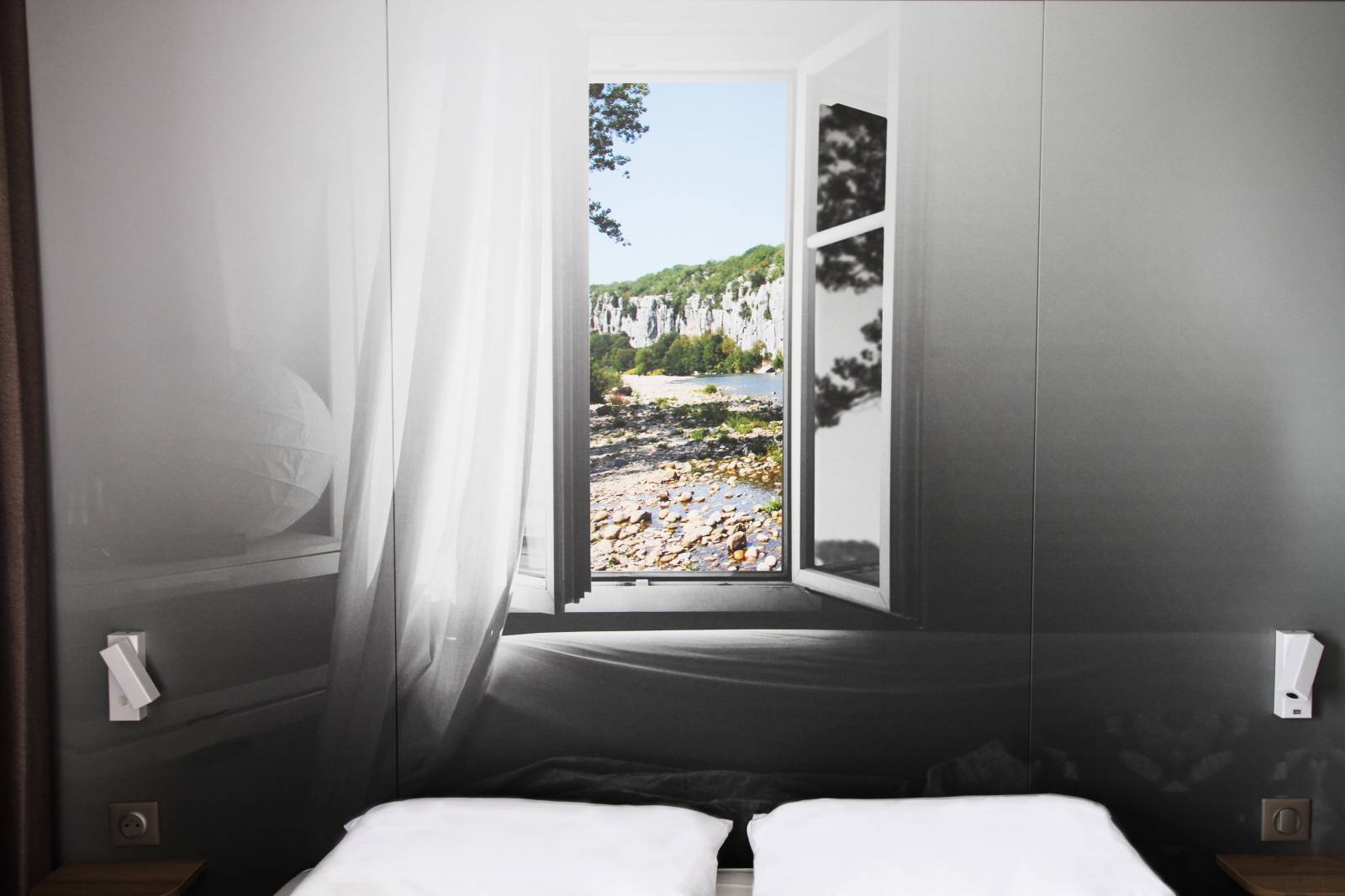 La décoration de la chambre double standard pour 2 personnes de l'hôtel B&B Montélimar Sud à Montélimar