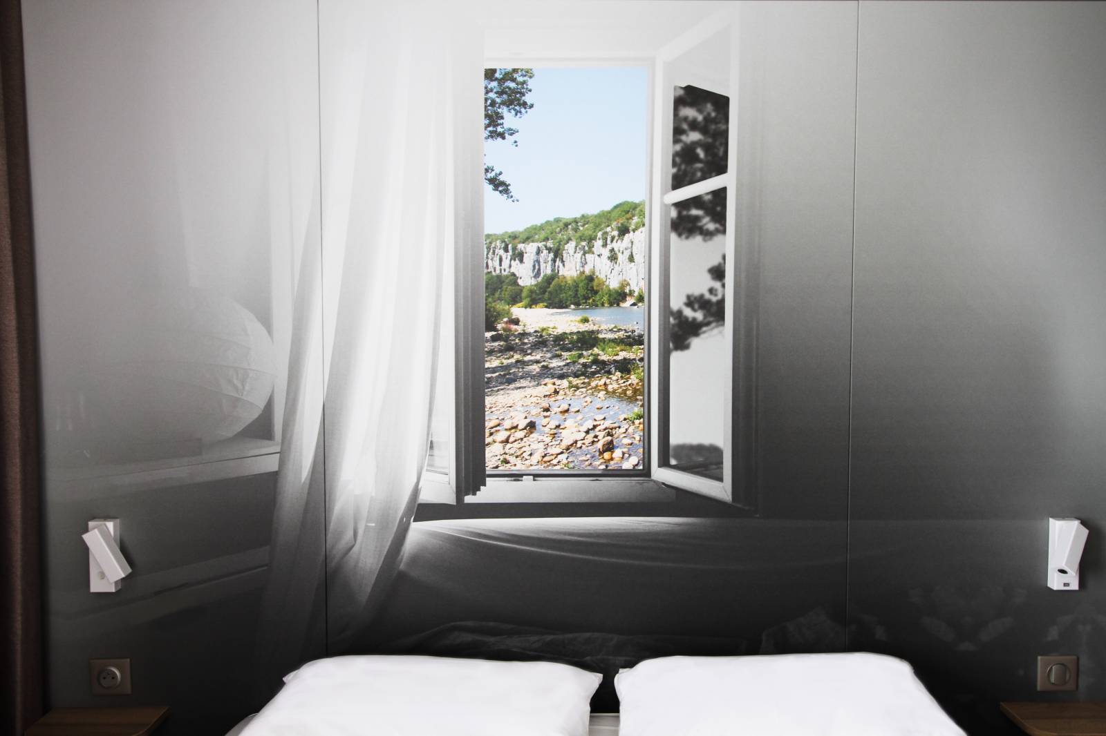 La tête de lit de la chambre de l'hôtel B&B Montélimar Sud à Montélimar