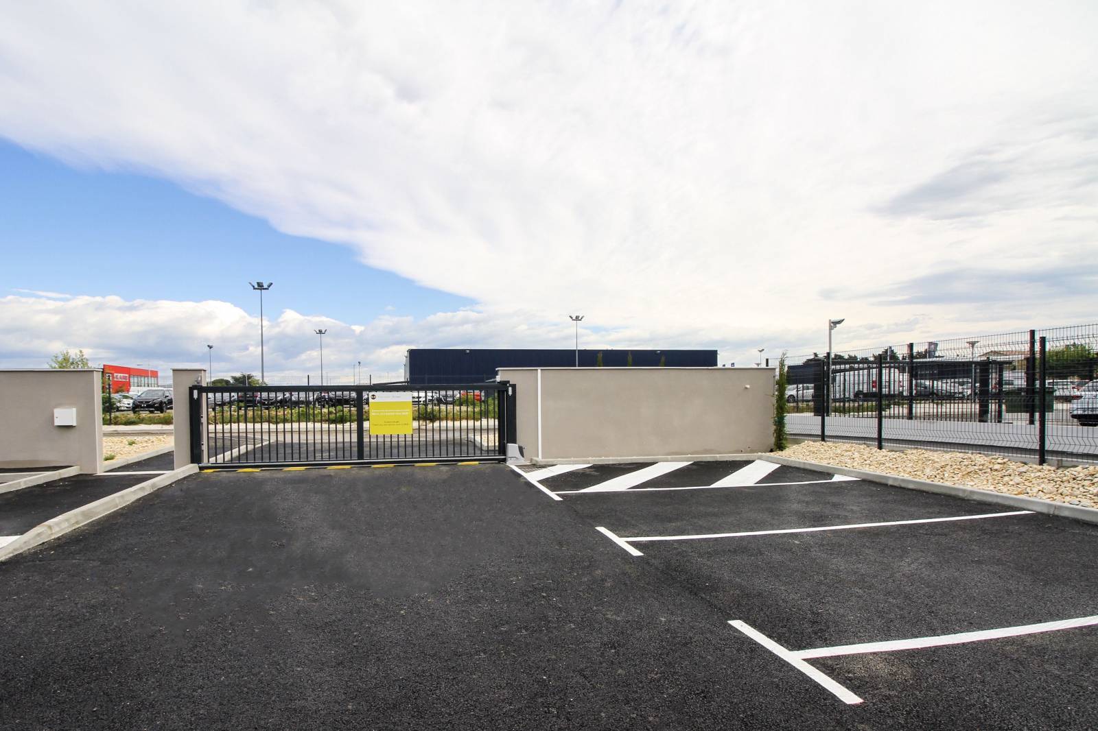 Le parking fermé de l'hôtel B&B Montélimar Sud à Montélimar