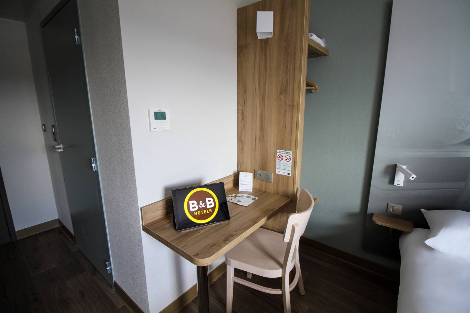 Le coin bureau de la chambre de l’hôtel B&B Montélimar Sud à Montélimar