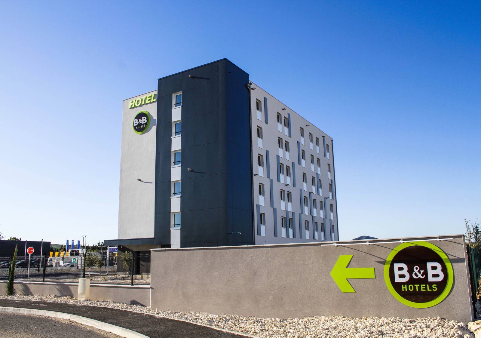 Le B&B HOTEL Montélimar Sud vue de la rue Jacques Giraud à Montélimar