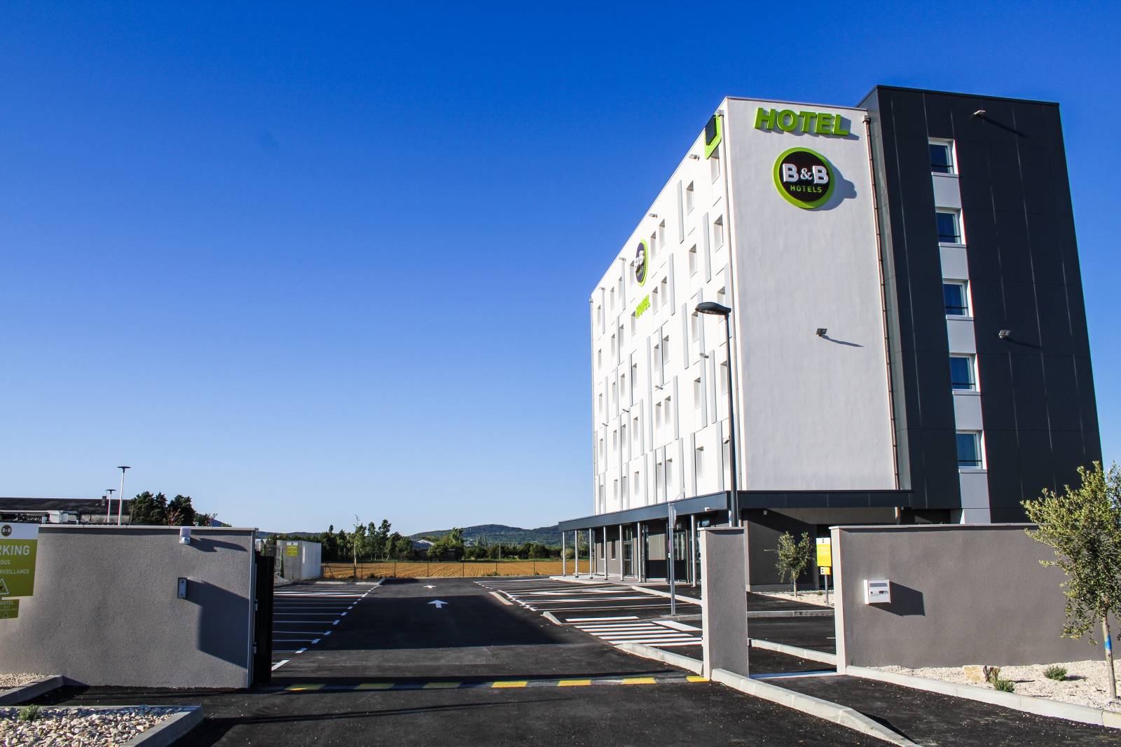 L'entrée de l'hôtel B&B Montélimar Sud à Montélimar
