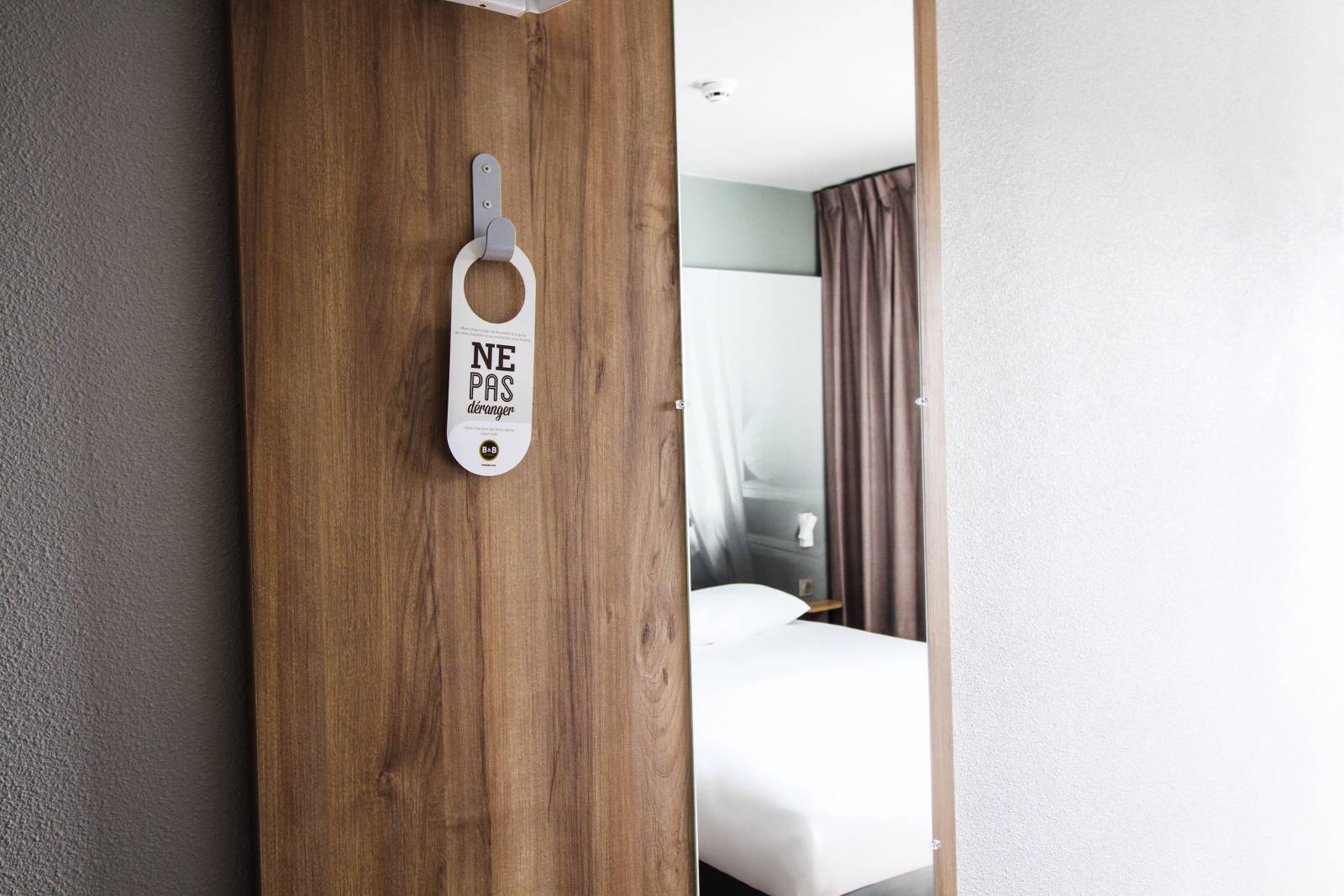 Le miroir de la chambre business du b&b Montélimar Sud à Montélimar