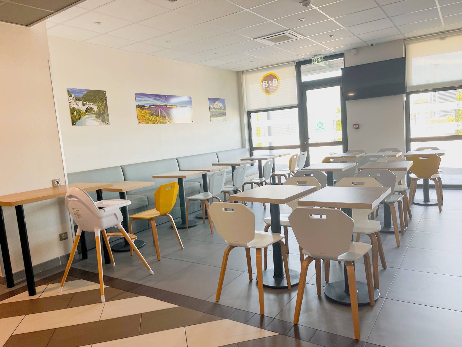 La salle de petit-déjeuner de l’hôtel B&B Montélimar Sud à Montélimar