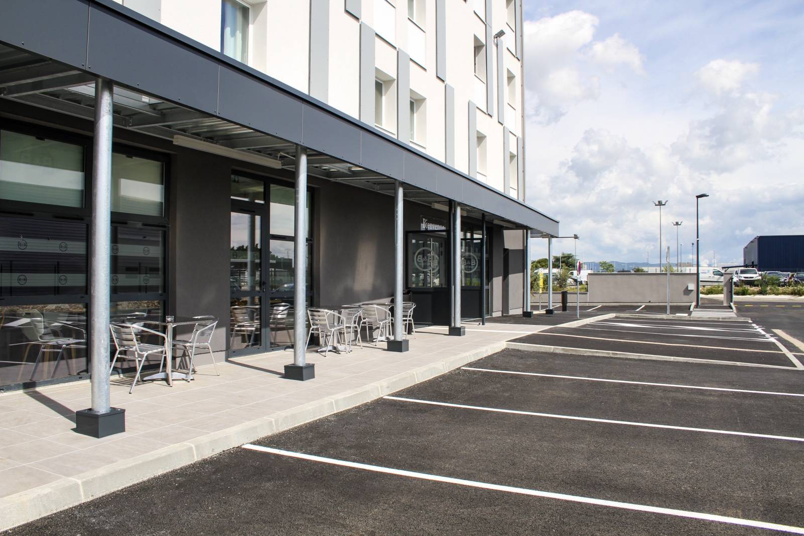 L'entrée de l'hôtel B&B Montélimar Sud à Montélimar vue de l'extérieur