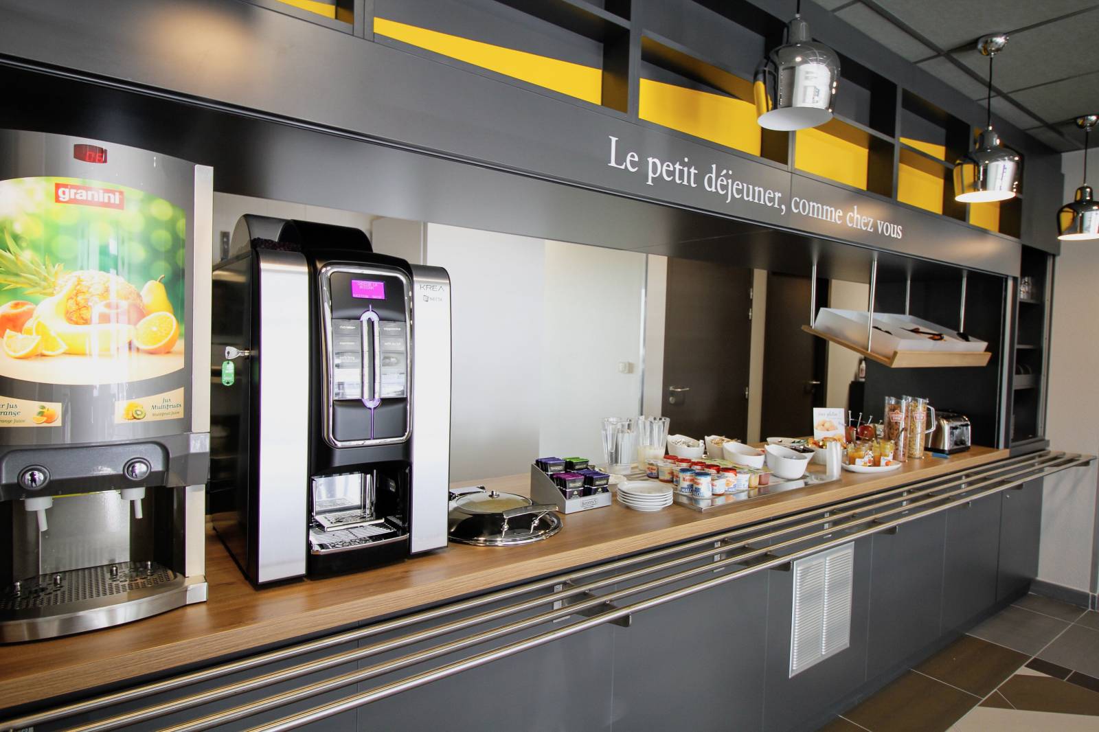 Le buffet de petit déjeuner de l'hôtel B&B Montélimar Sud à Montélimar