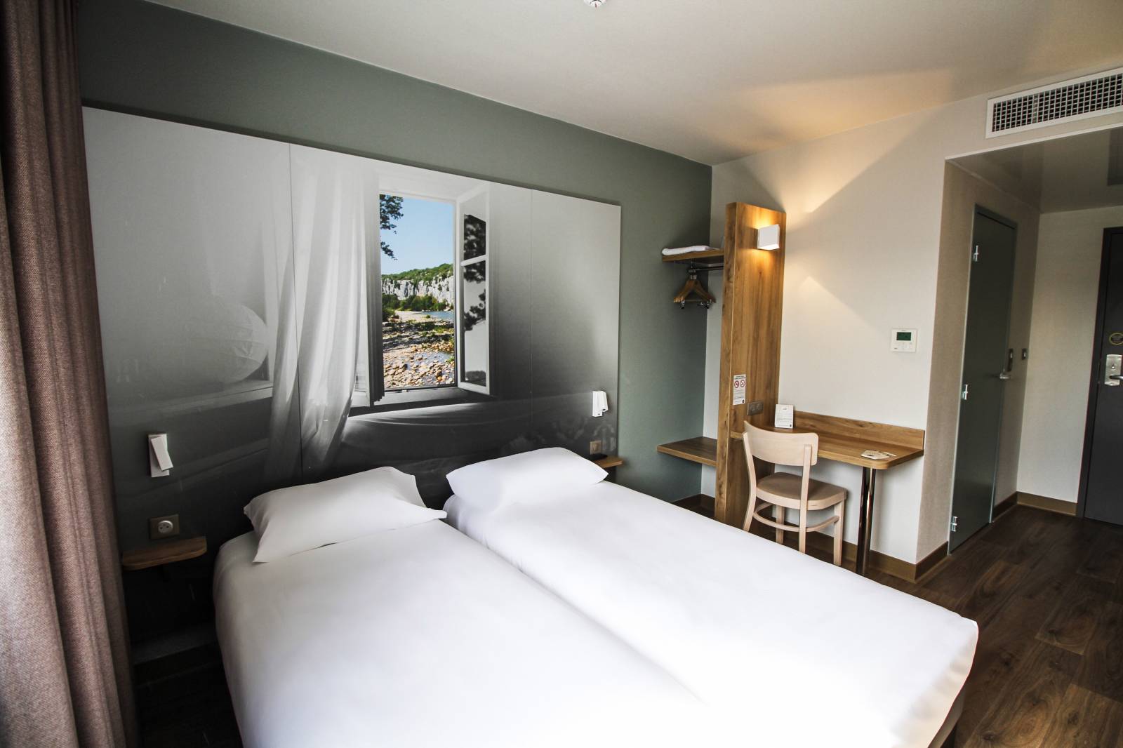 La chambre lits jumeaux de l'hôtel B&B Montélimar Sud à Montélimar