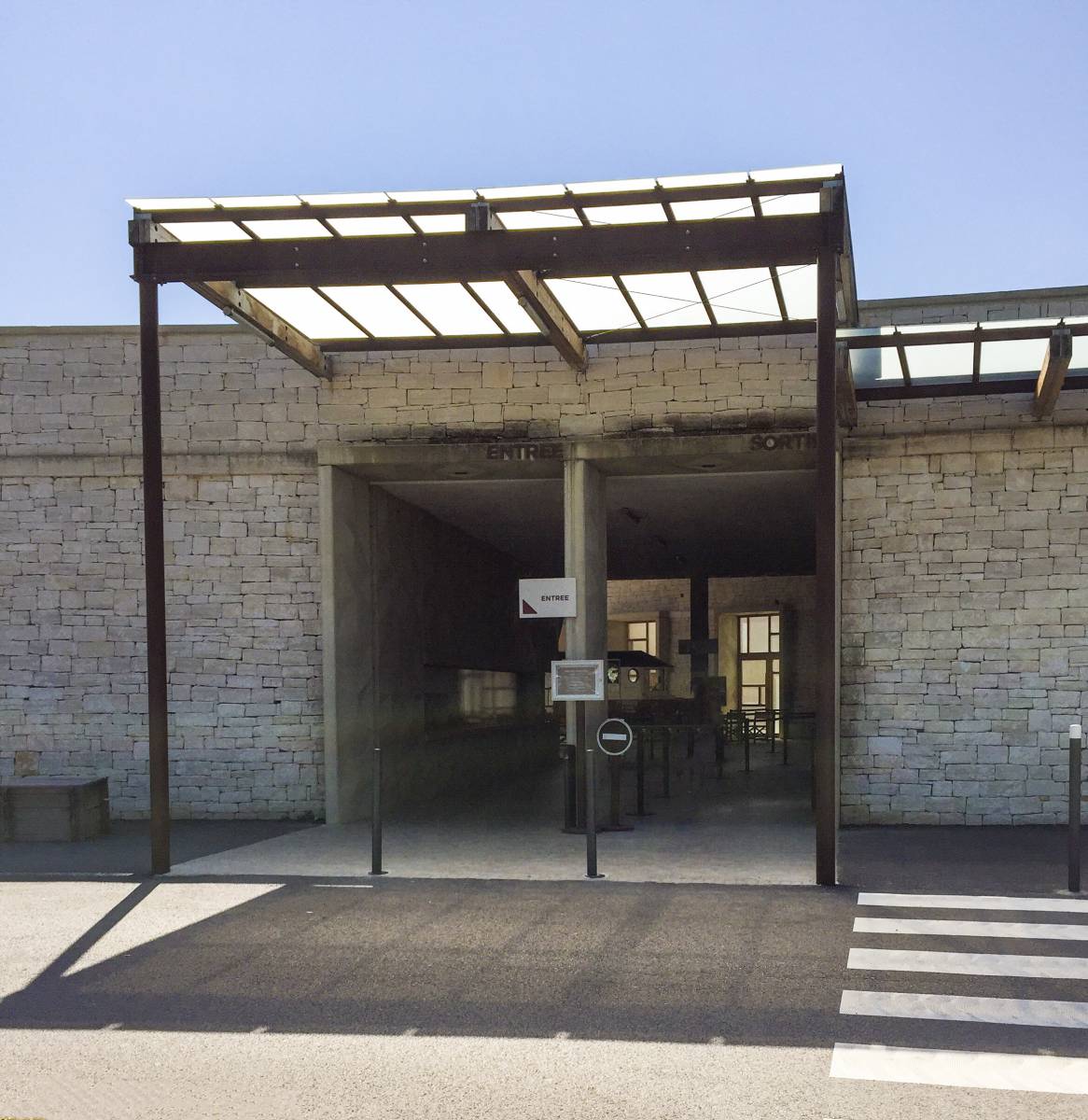 L'entrée de la grotte Chauvet 2 à Vallon Pont d'Arc