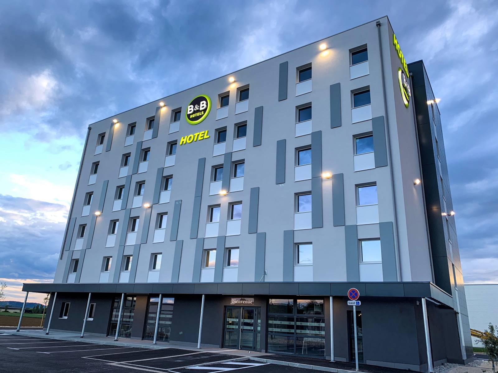 Le B&B HOTEL Montélimar Sud à Montélimar à la tombée du jour