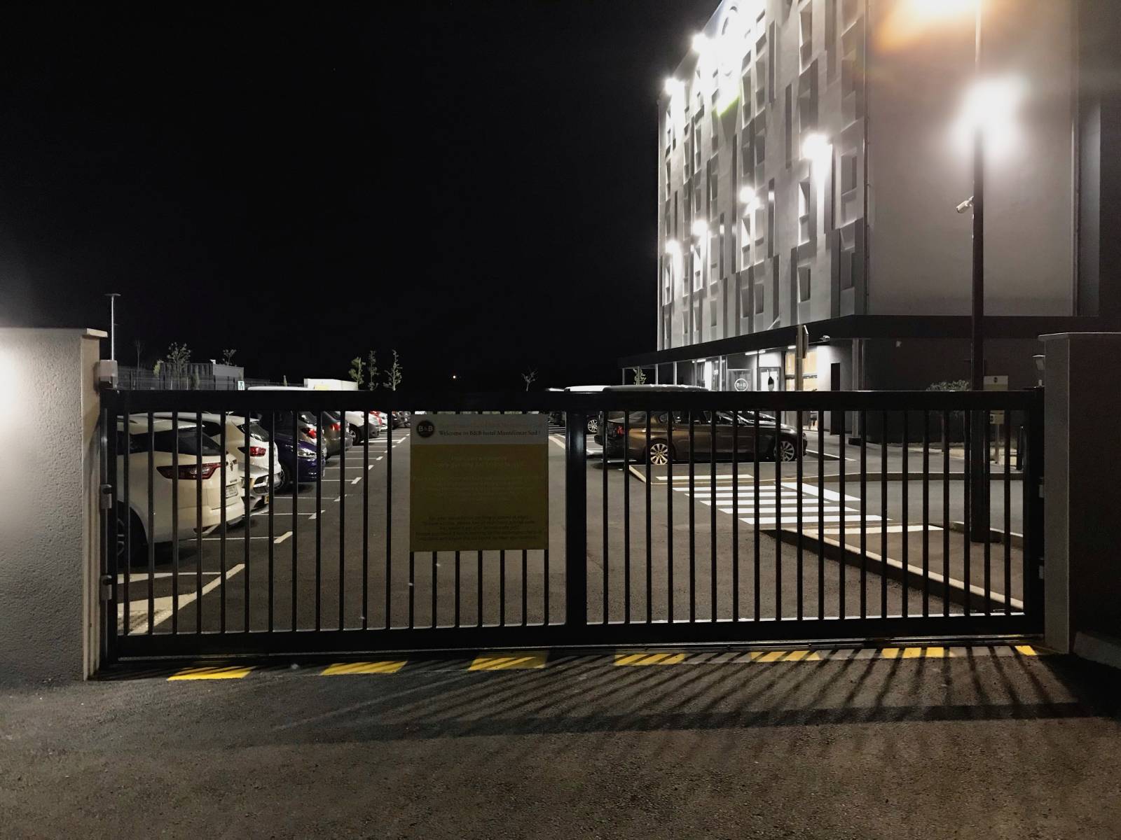 Le parking gratuit fermé et éclairé de l'hôtel B&B Montélimar Sud à Montélimar
