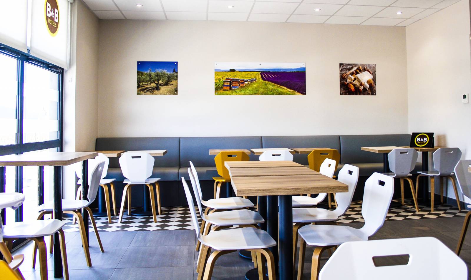 La salle de petit déjeuner de l’hôtel B&B Montélimar Sud à Montélimar