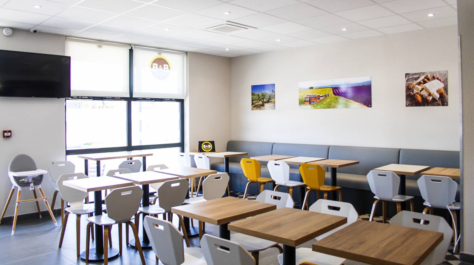 La salle de petit déjeuner de l’hôtel B&B Montélimar Sud à Montélimar