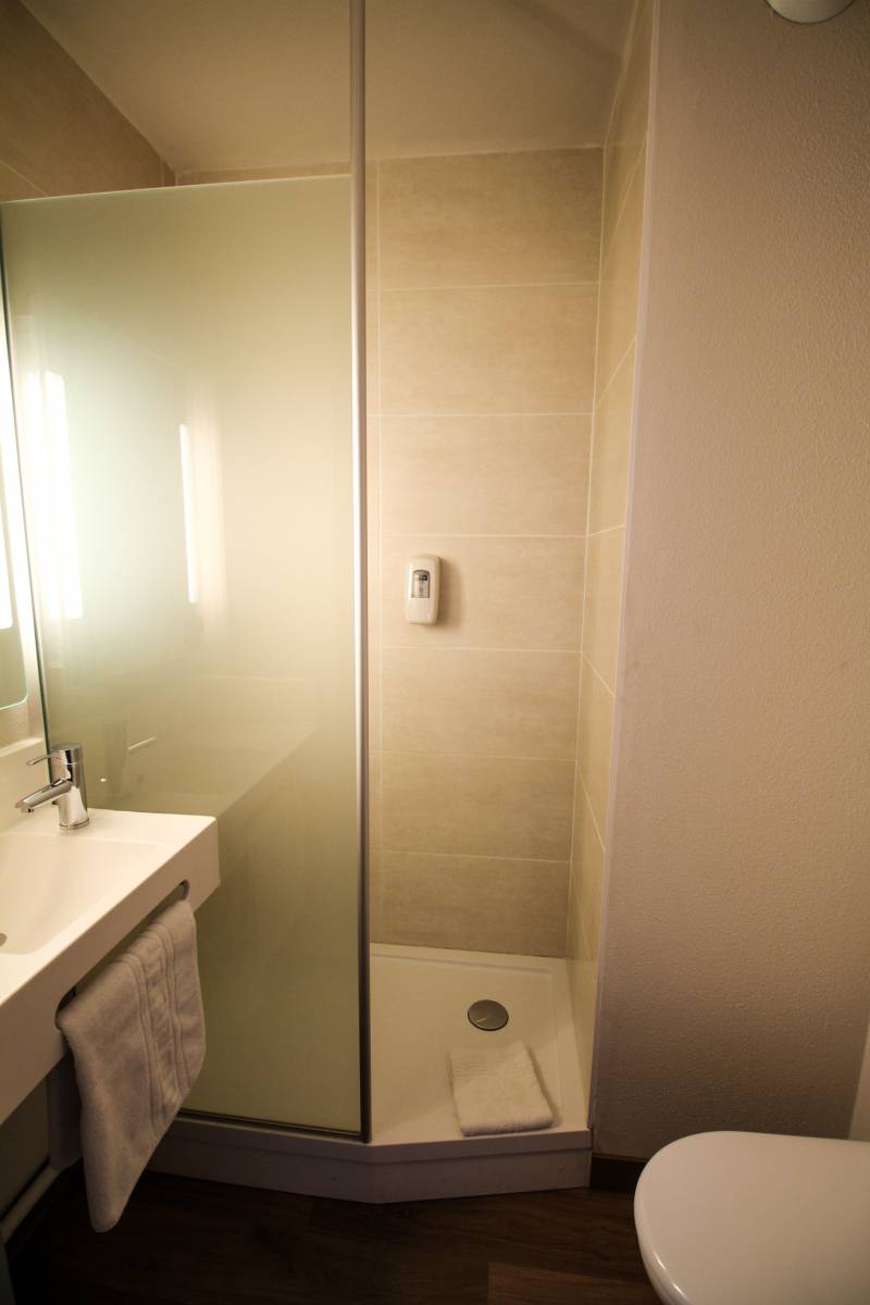 La salle de bain de l'hôtel B&B Montélimar Sud à Montélimar