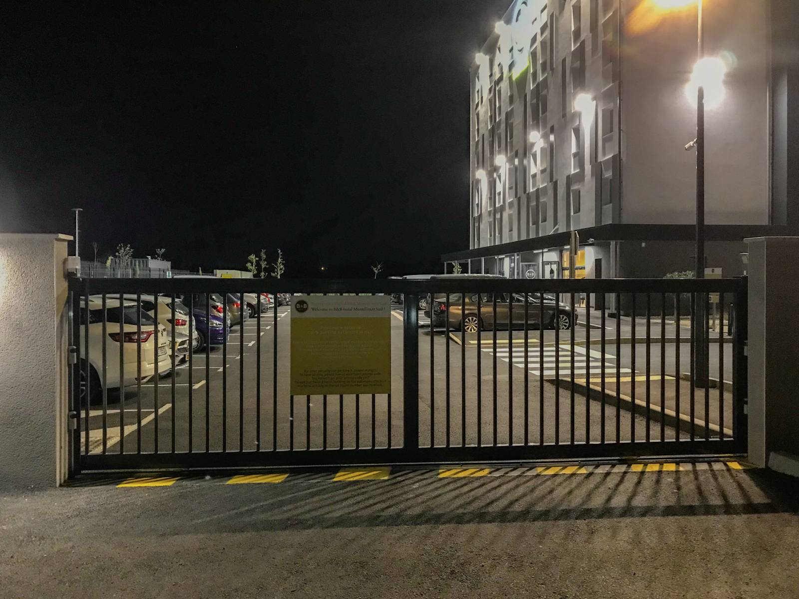 Le portail fermé la nuit à l’hôtel B&B Montélimar Sud à Montélimar
