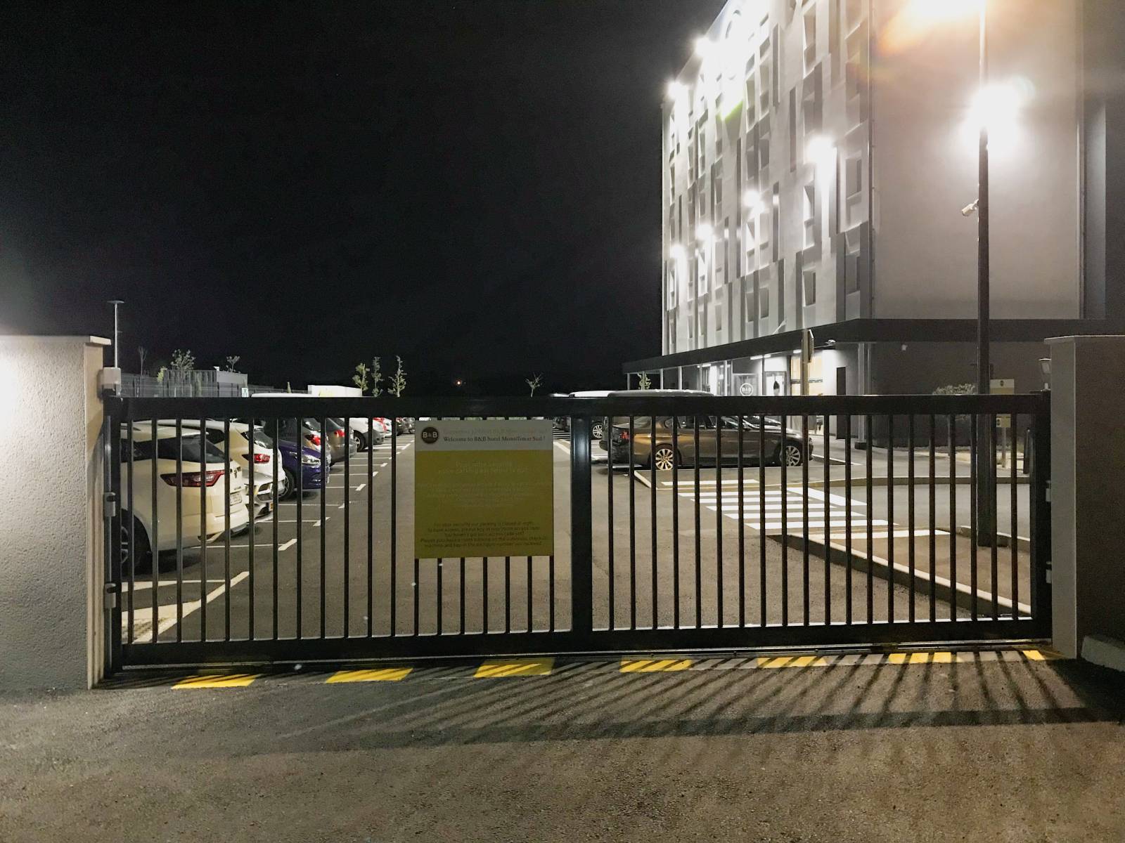 Le parking gratuit fermé la nuit du B&B HOTEL Montélimar Sud à Montélimar