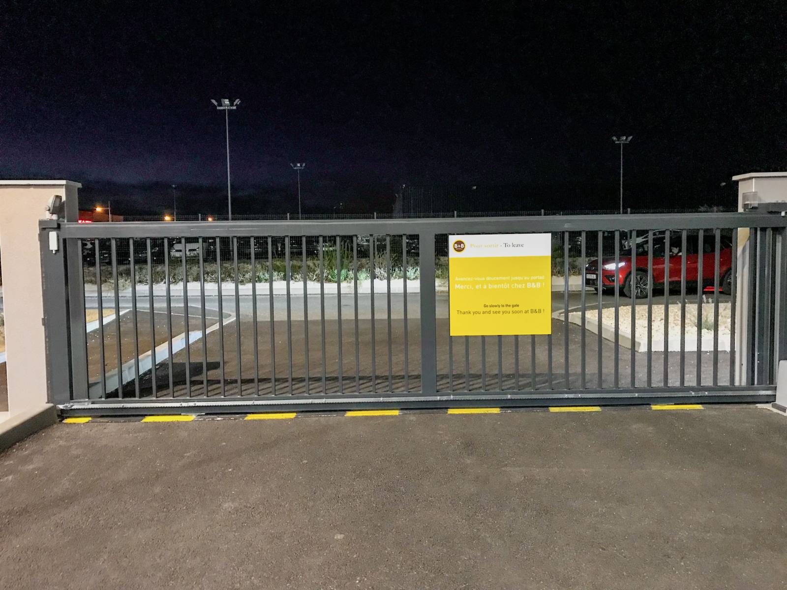 Le portail fermé de l'hôtel B&B Montélimar Sud à Montélimar