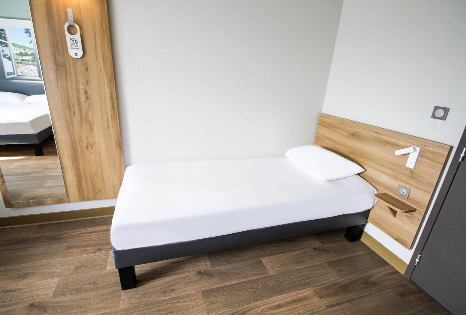 Un des lits simples de la chambre familiale de l'hôtel B&B Montélimar Sud à Montélimar