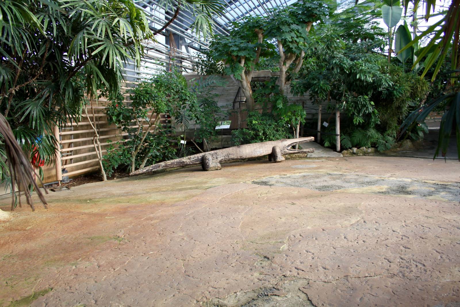 Un crocodile en bois en décoration à la ferme aux crocodiles à Pierrelatte