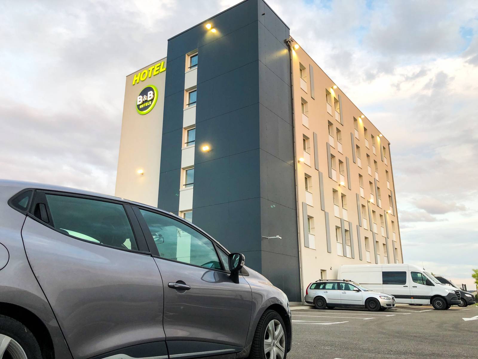 Le parking de l'hôtel B&B Montélimar Sud à Montélimar