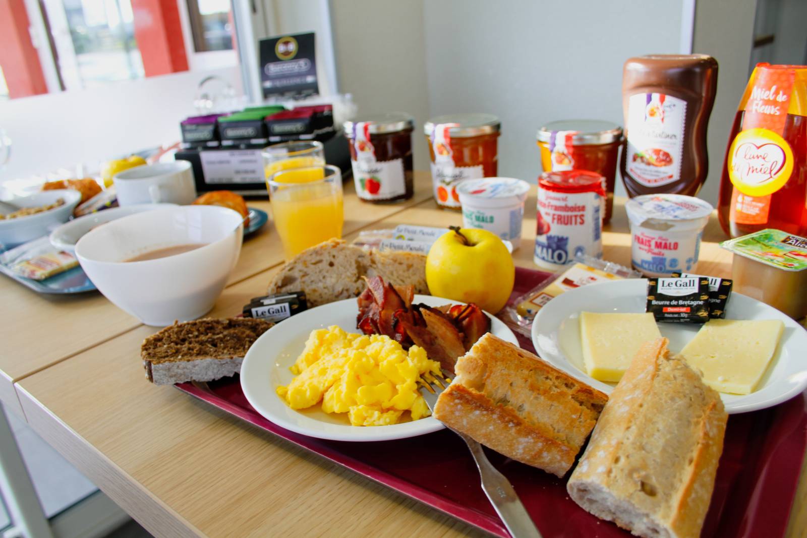 Le plateau de petit-déjeuner du B&B HOTEL Montélimar Sud à Montélimar