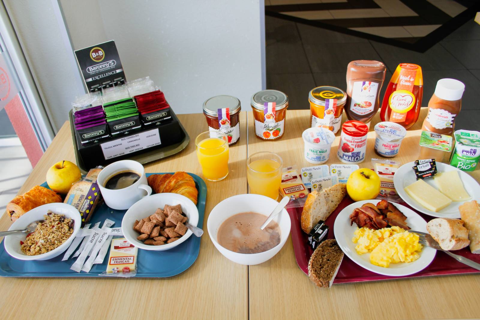 Le petit-déjeuner sucré et salé du B&B HOTEL Montélimar Sud à Montélimar