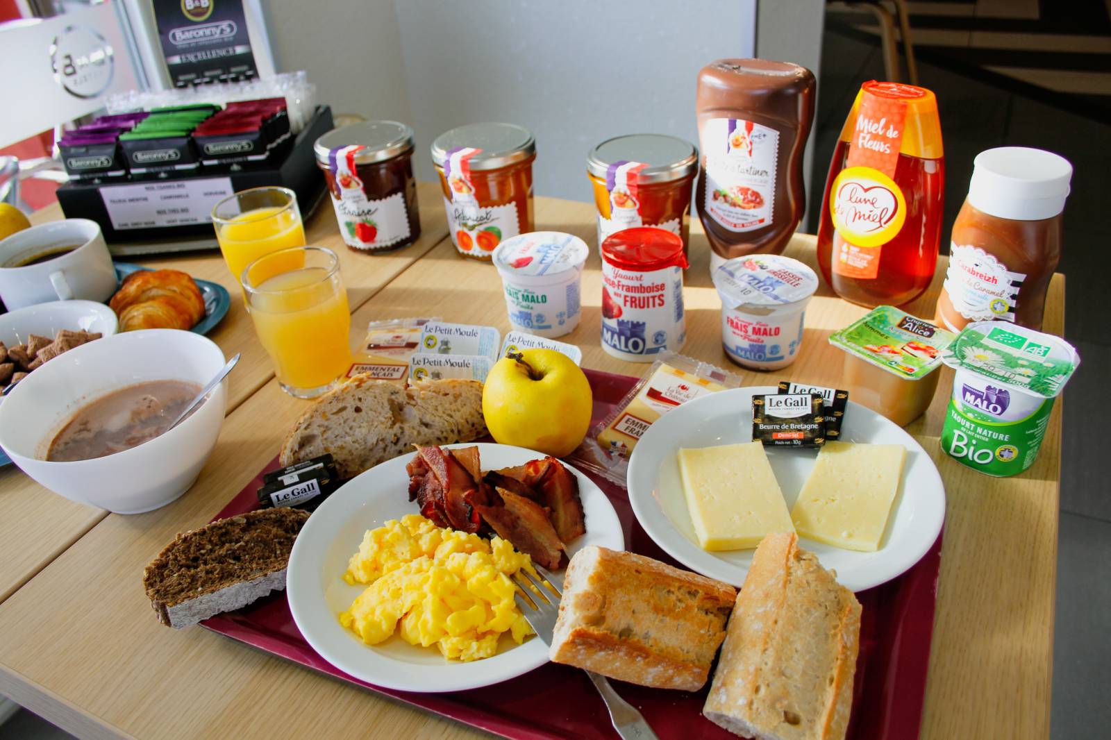 Le plateau de petit déjeuner de l'hôtel B&B Montélimar Sud à Montélimar