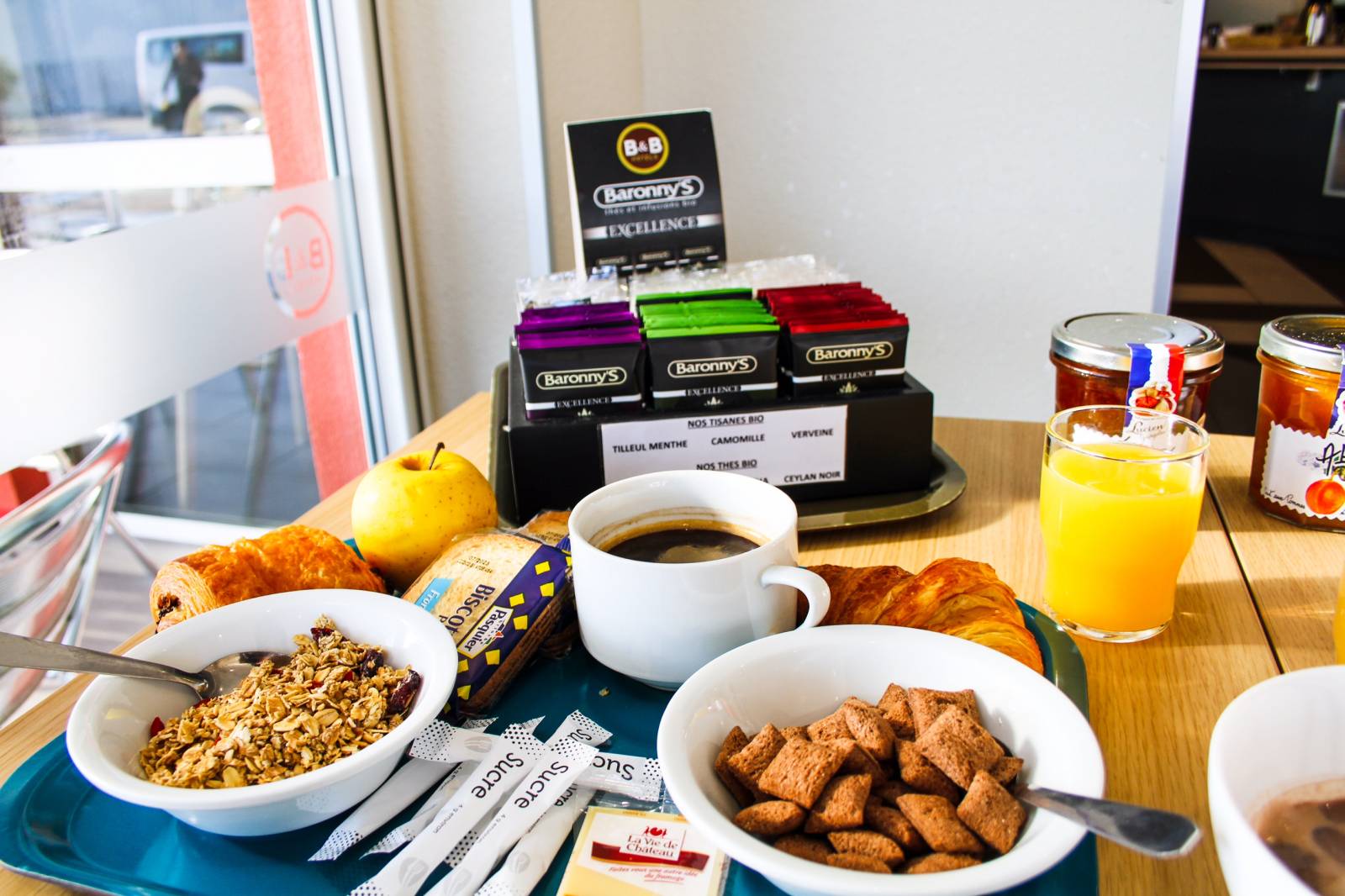 Le plateau de petit déjeuner de l'hôtel B&B Montélimar Sud à Montélimar