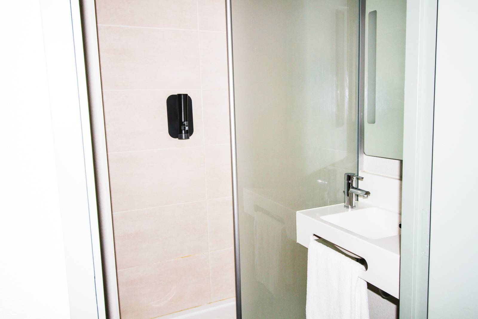 La salle de bain de l'Hôtel BBMontélimar Sud à Montélimar