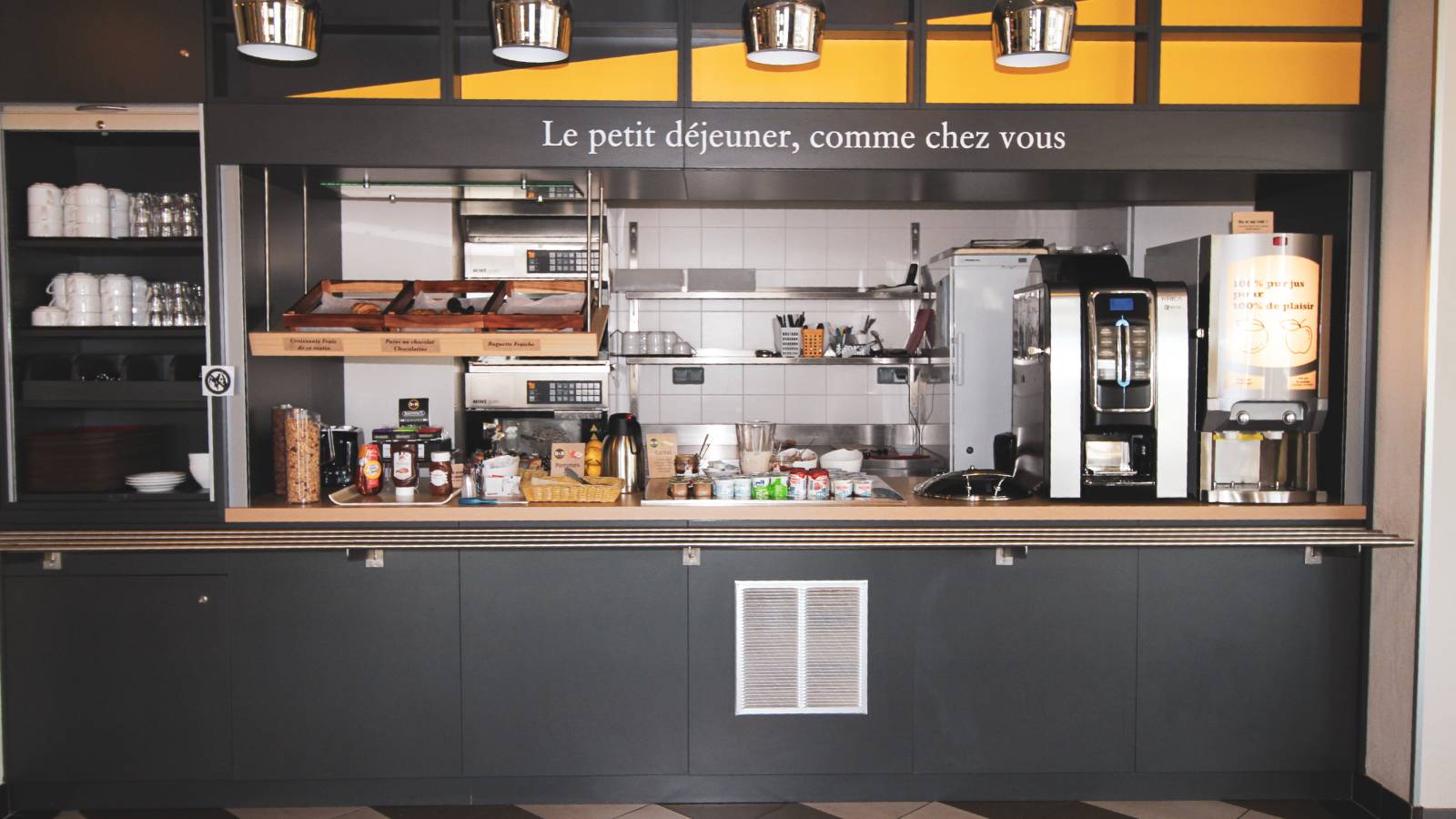 Le buffet de petit-déjeuner du B&B HOTEL Montélimar Sud à Montélimar