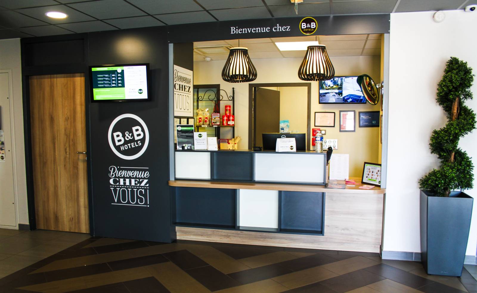 La réception ouverte en continu du B&B HOTEL Montélimar Sud à Montélimar