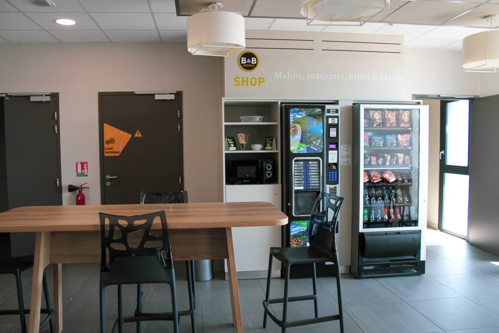 Le coin des distributeurs snacking du B&B HOTEL Montélimar Sud à Montélimar