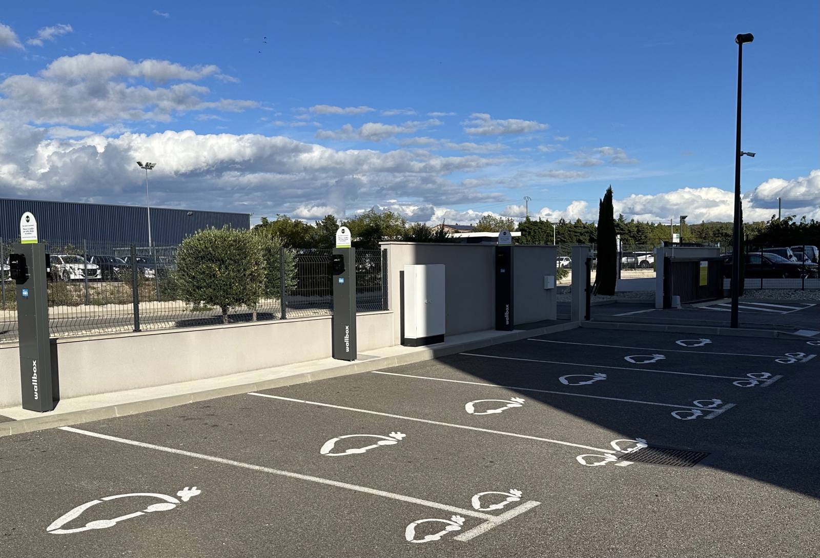 Les places réservées pour les véhicules électriques et les véhicules hybrides sur le parking du B&B HOTEL Montélimar Sud 