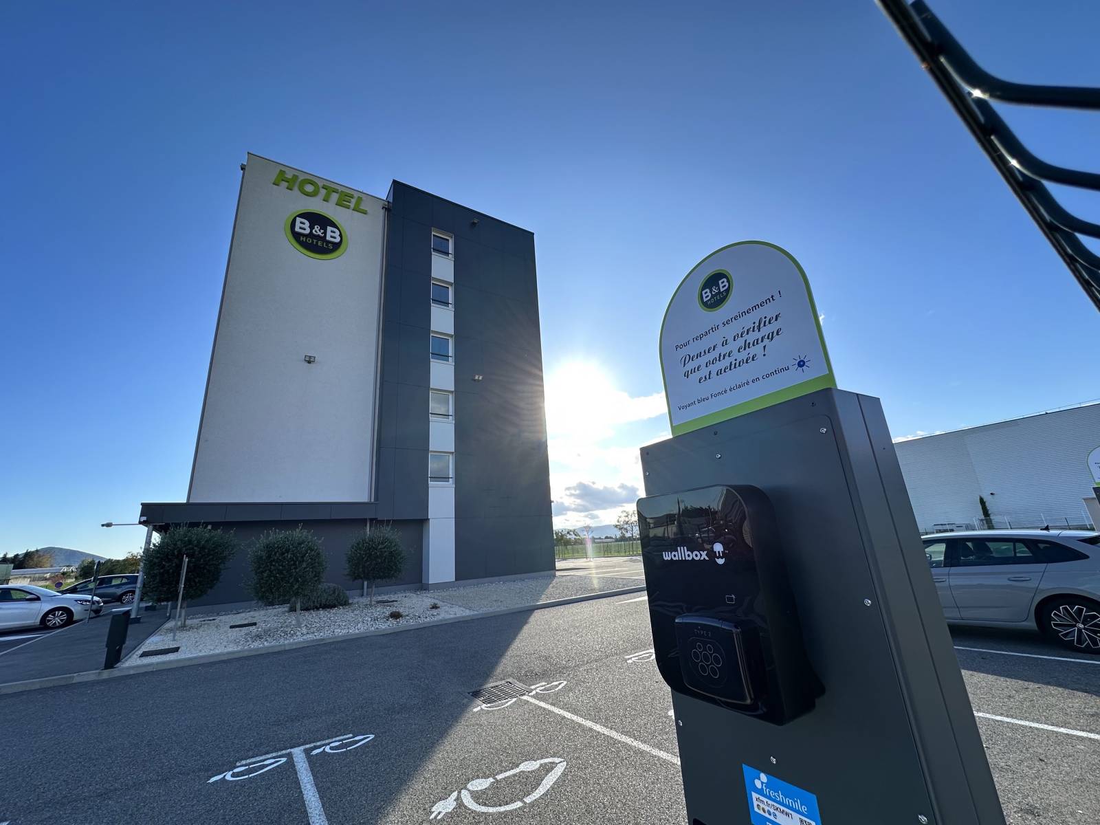 Les bornes de recharge sur le parking de l'hôtel confortable à Montélimar
