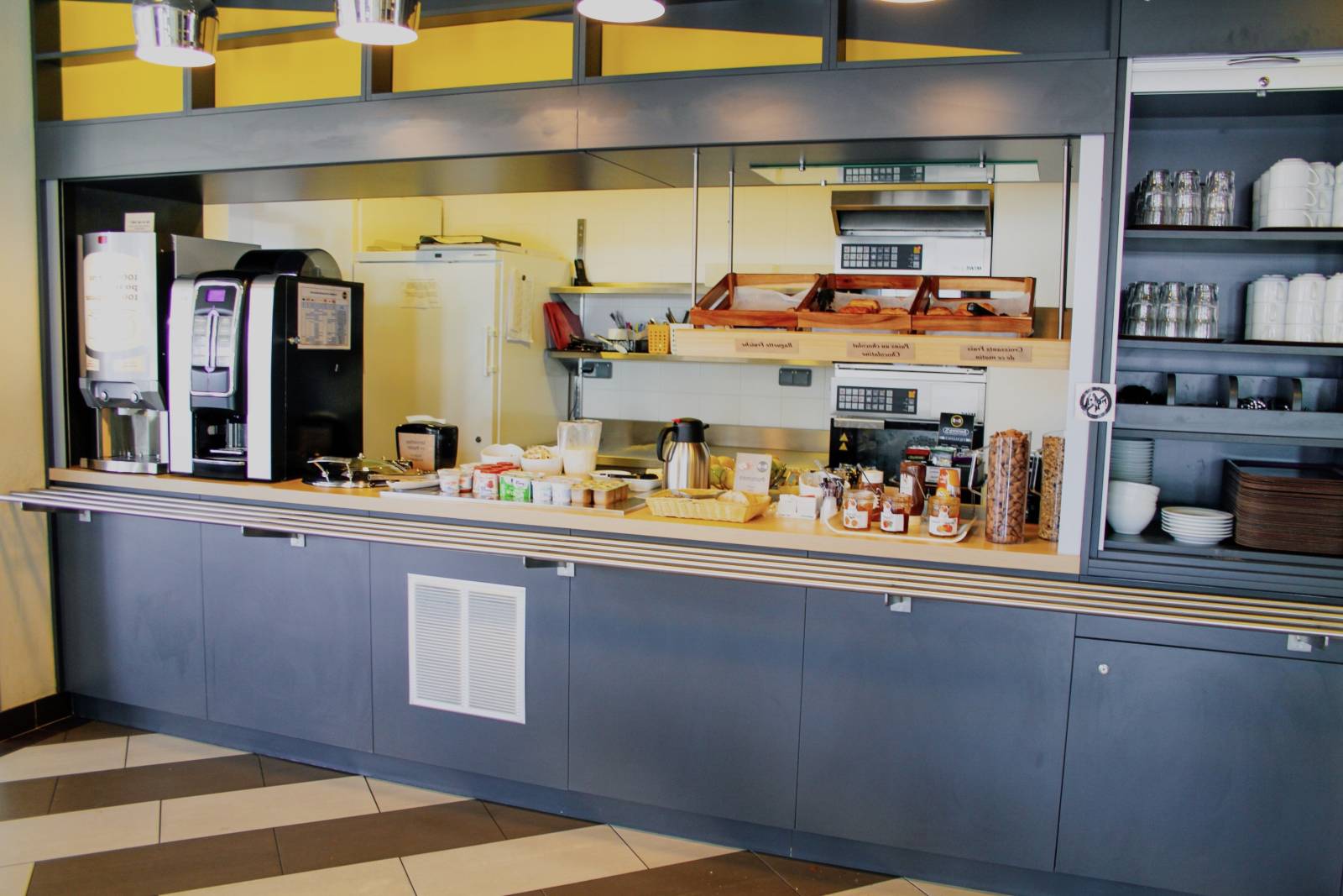 Le buffet de petit-déjeuner du B&B HOTEL Montélimar Sud à Montélimar